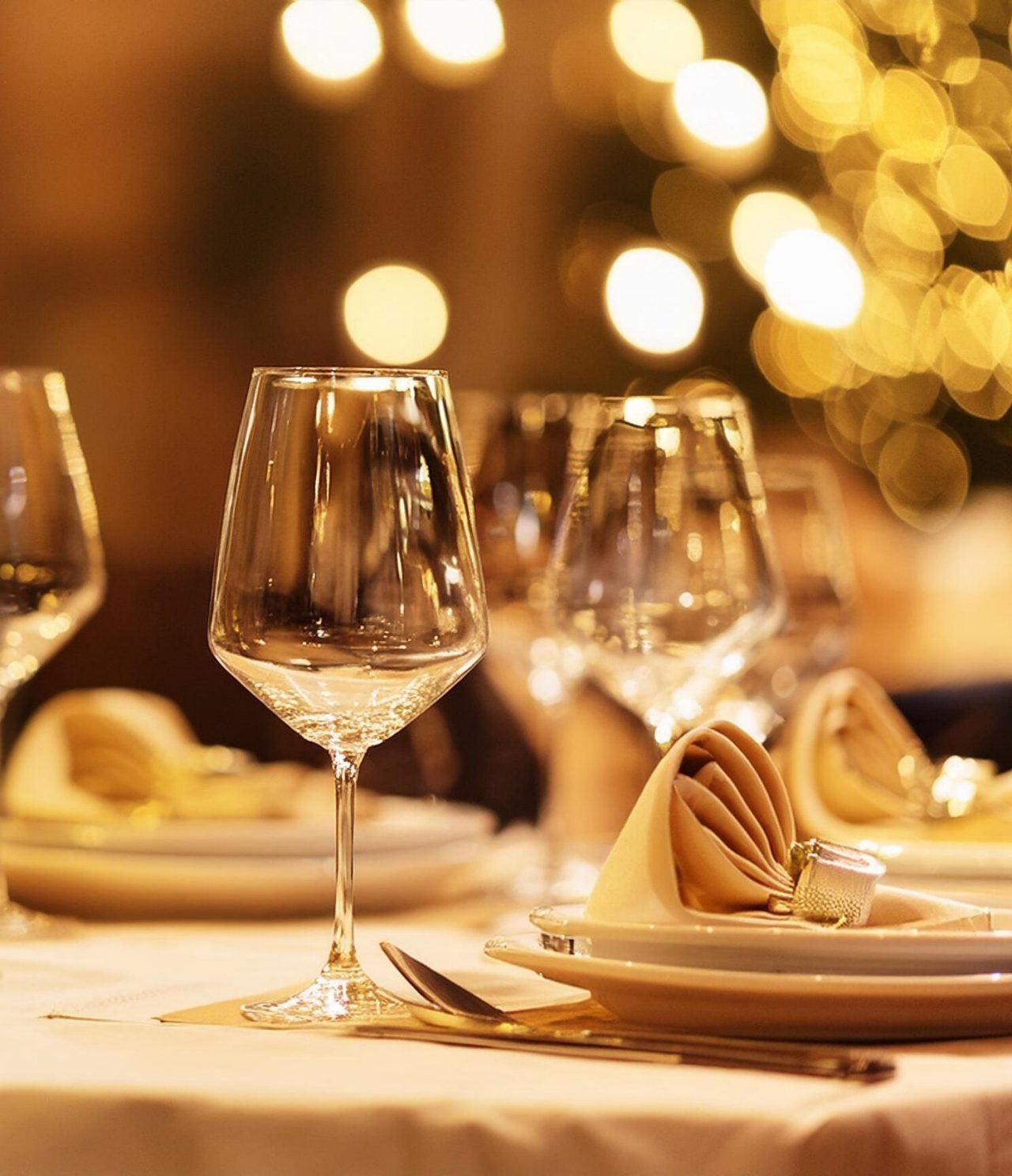 O Restaurante Mediterrâneo, do Hotel Romântico no Funchal, na Madeira, tem uma mesa elegante com copo de vinho