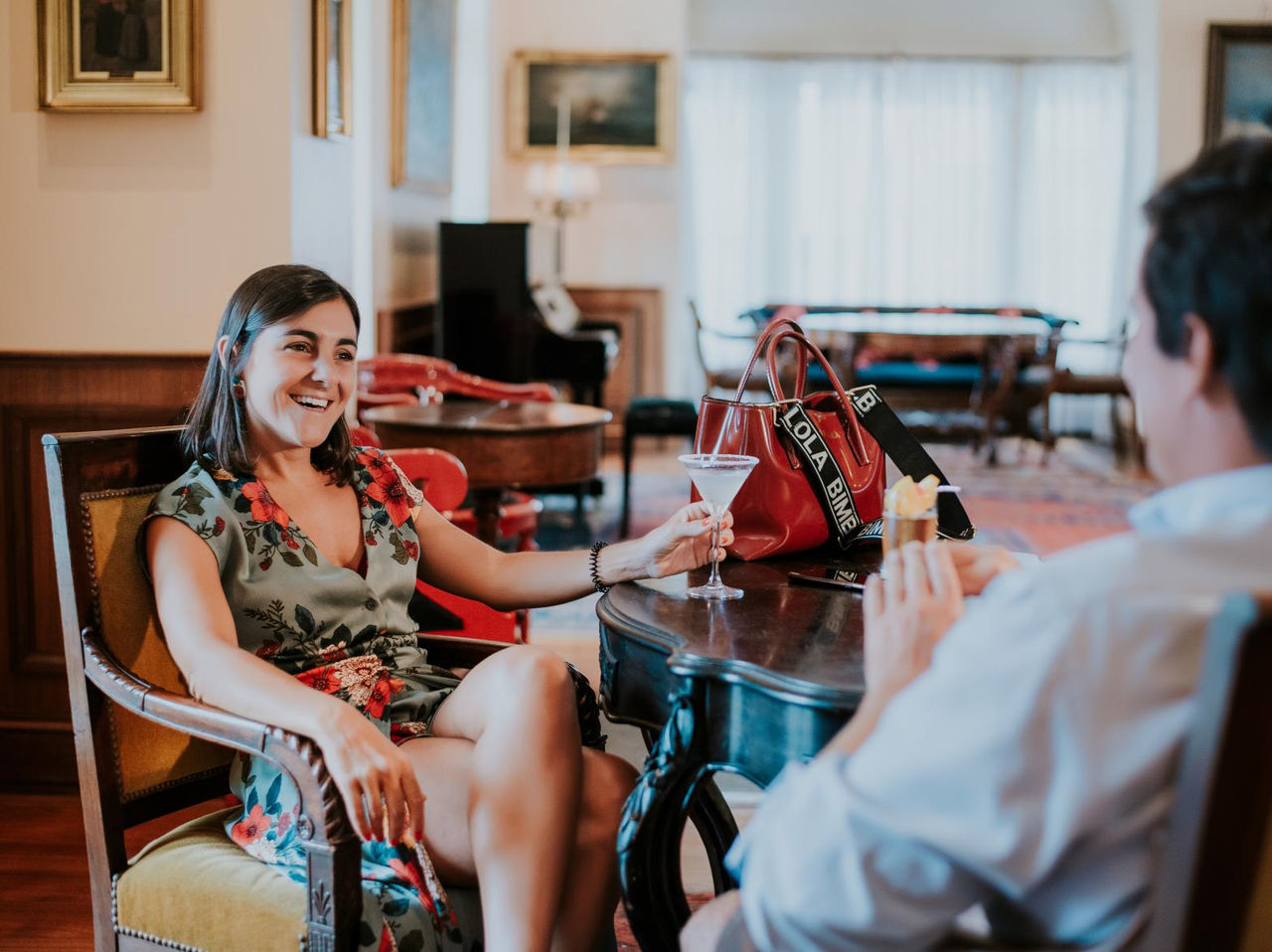 O bar Cocktail, do Hotel Romântico no Funchal, na Madeira, tem uma mesa para conversar enquanto bebe uma bebida