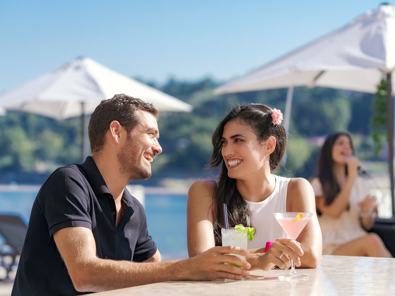 O bar The 2nd Bar, do Hotel Premium no Porto, tem um bar exterior, com cadeiras e mesas, que serve cocktails variados