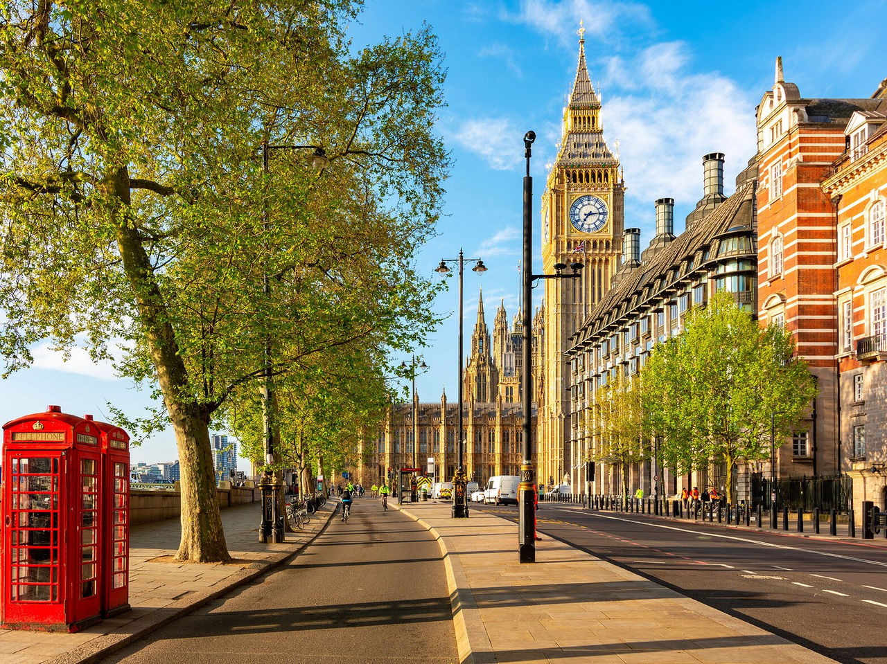 Vista da margem do rio Tamisa, em Londres, com o Big Ben e o Palácio de Westmisnter ao fundo, e uma cabine telefónica