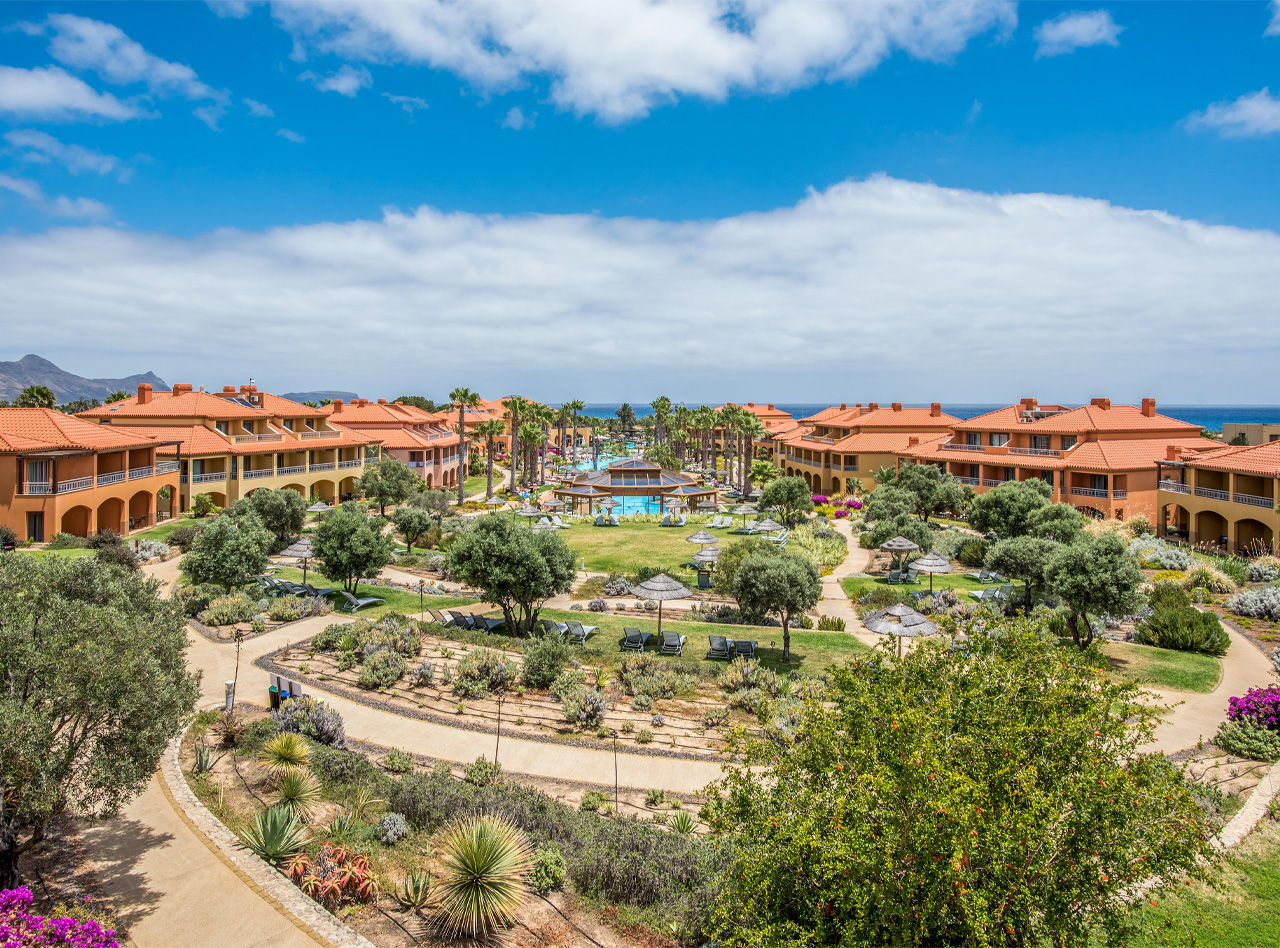 Pestana Porto Santo, com extensos jardins rodeados de villas, onde pode desfrutar do regime tudo incluído sem preocupações