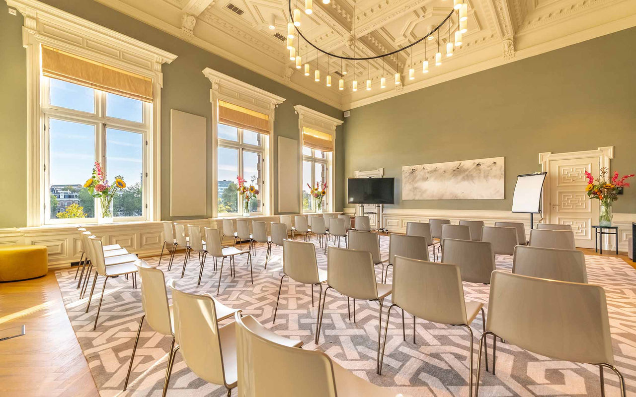 Sala ampla de Reuniões e Conferências no Pestana Hotel Group, com decoração moderna e elegante, e muita luz natural