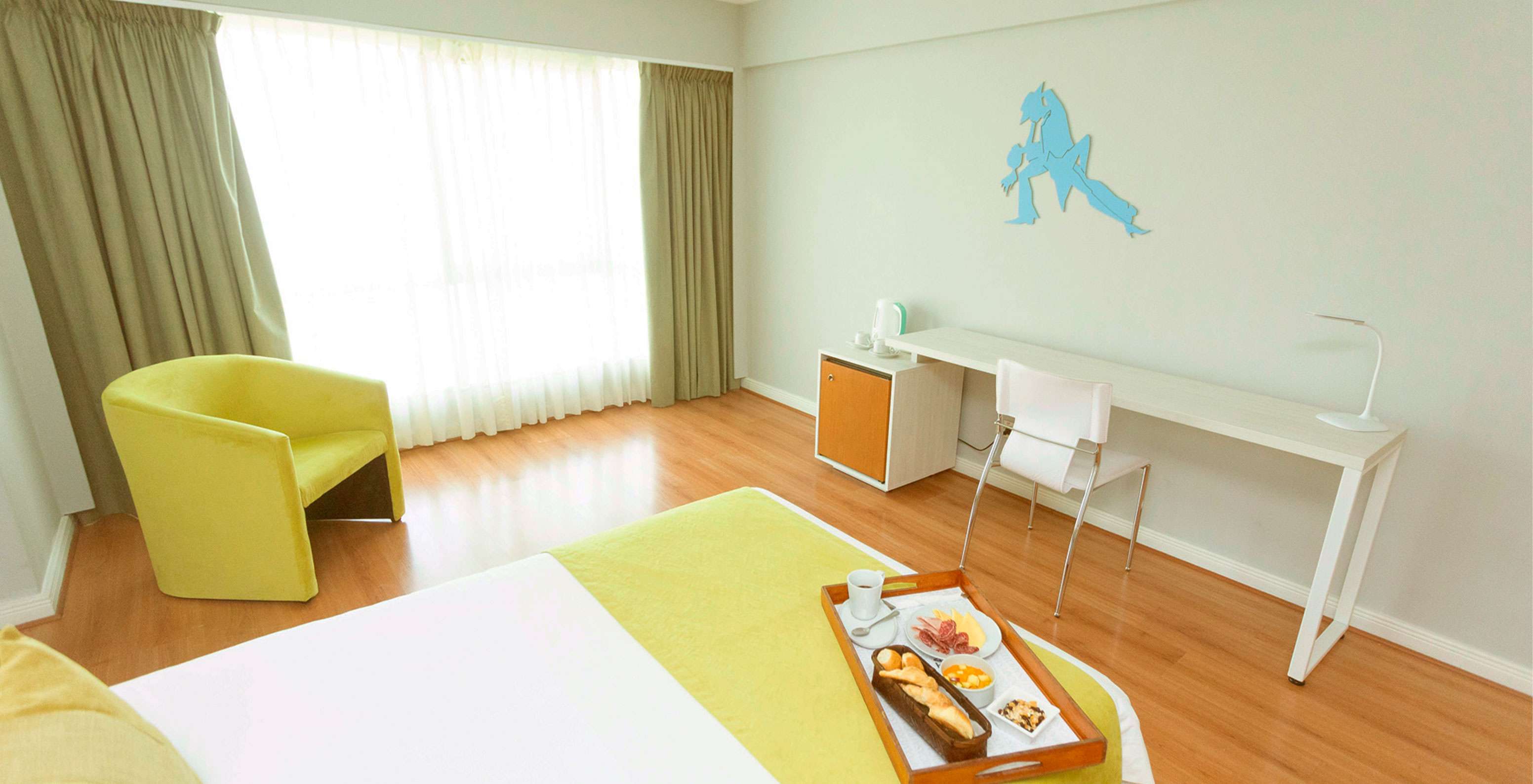 The Queen Superior at Pestana Buenos Aires has a chair, a desk, and decorative elements