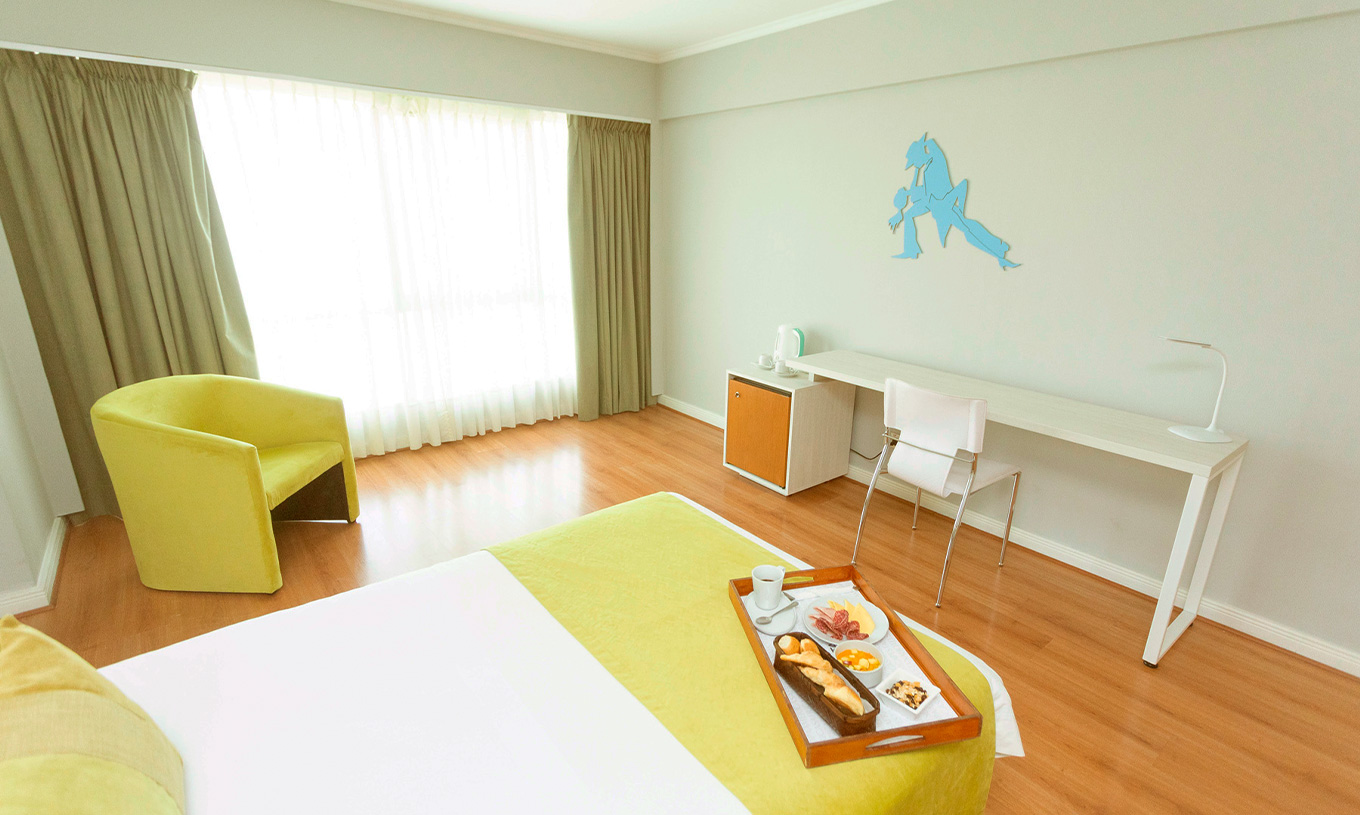 The Queen Superior at Pestana Buenos Aires has a chair, a desk, and decorative elements