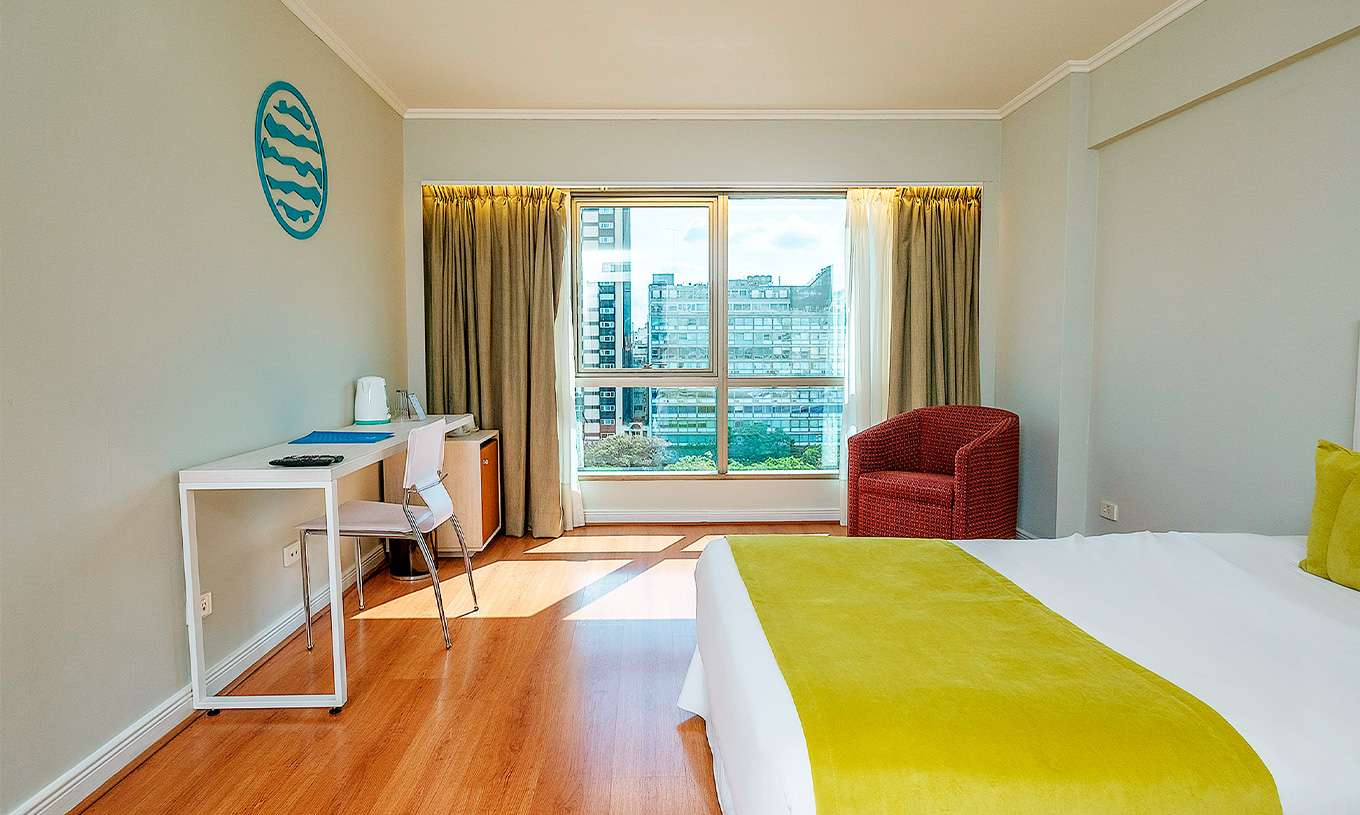 The Queen Superior at Pestana Buenos Aires has a double bed, a desk, and a chair