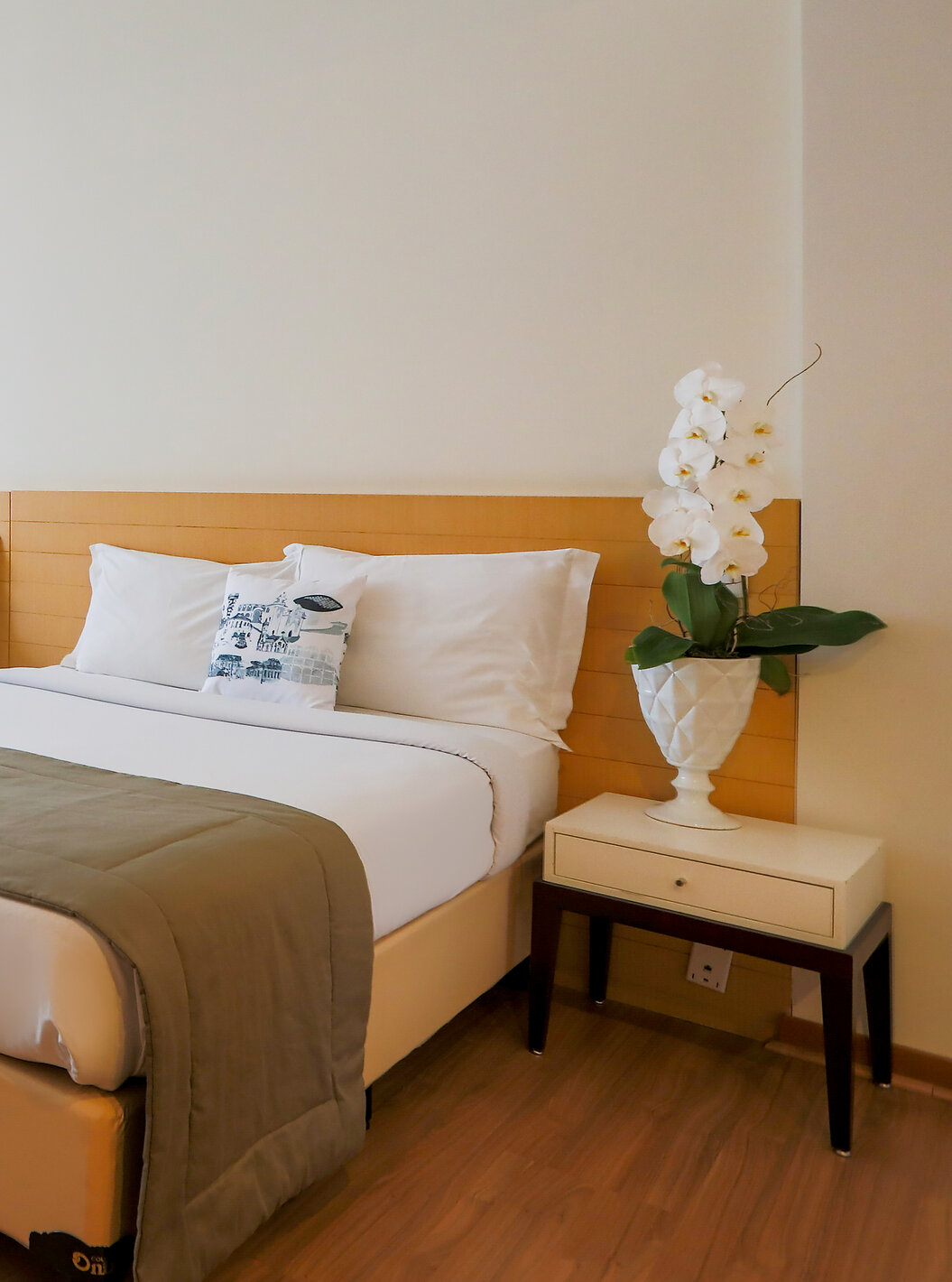 The Family Room at Pestana Curitiba has two double beds with a nightstand and a double sofa