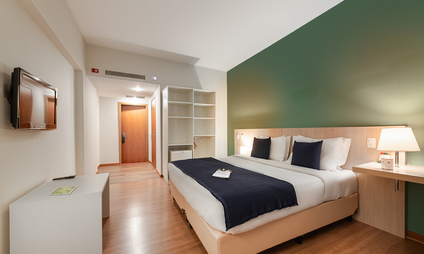 The Superior Disable at Pestana Curitiba has a spacious room with a large double bed