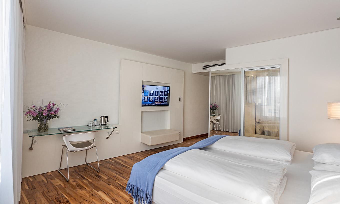 Deluxe High Floor room at Pestana Berlin Tiergarten has a double bed, desk and a TV