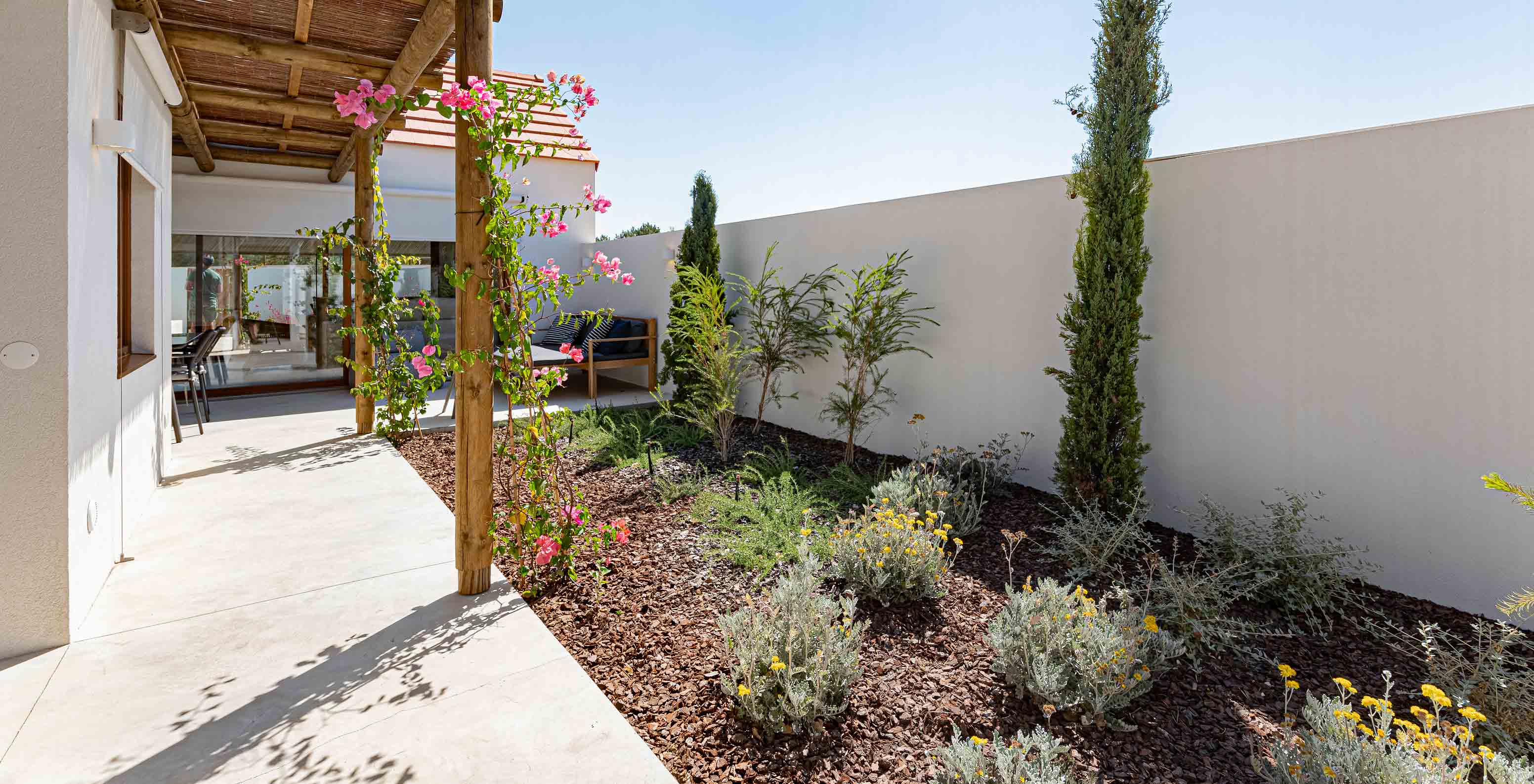 The Standard Villa T1 at Pestana Comporta Village Residences has a garden with plants and a wooden pergola