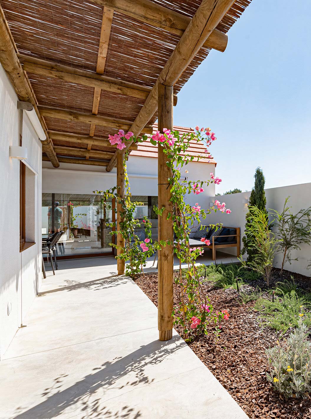 The Standard Green Villa at Pestana Comporta Village Residences has a garden with plants and a wooden pergola