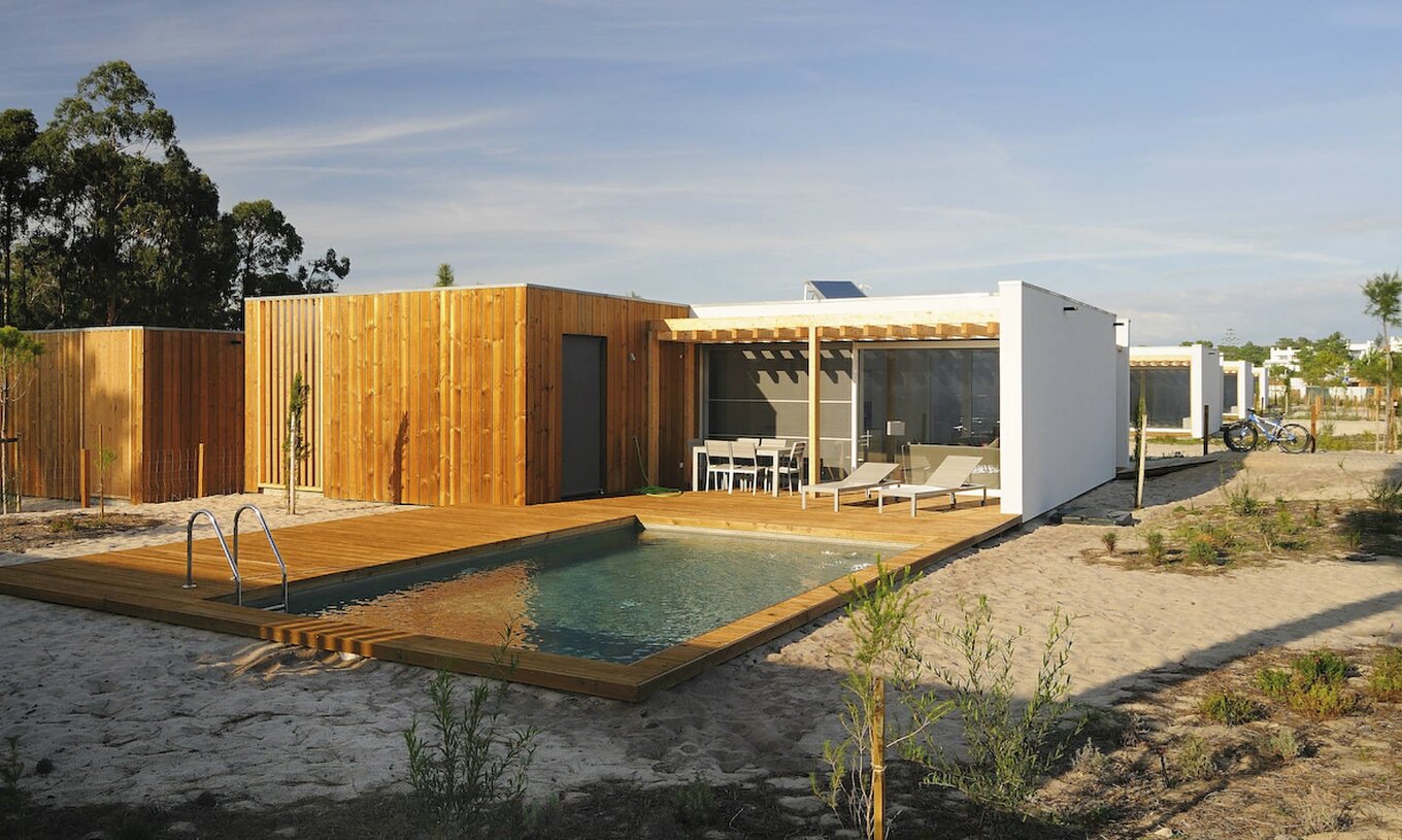 The Sand Villas with Private Pool of Pestana Tróia Eco Resort have sun loungers and a table with chairs