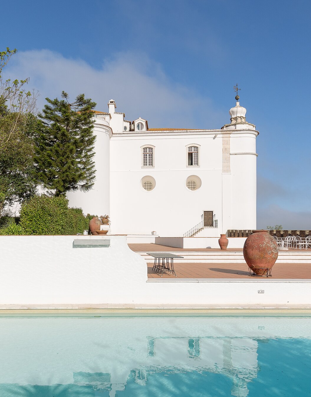 Exterior view of Pousada Castelo Estremoz, a hotel in the historic center, with a pool and a wall around it