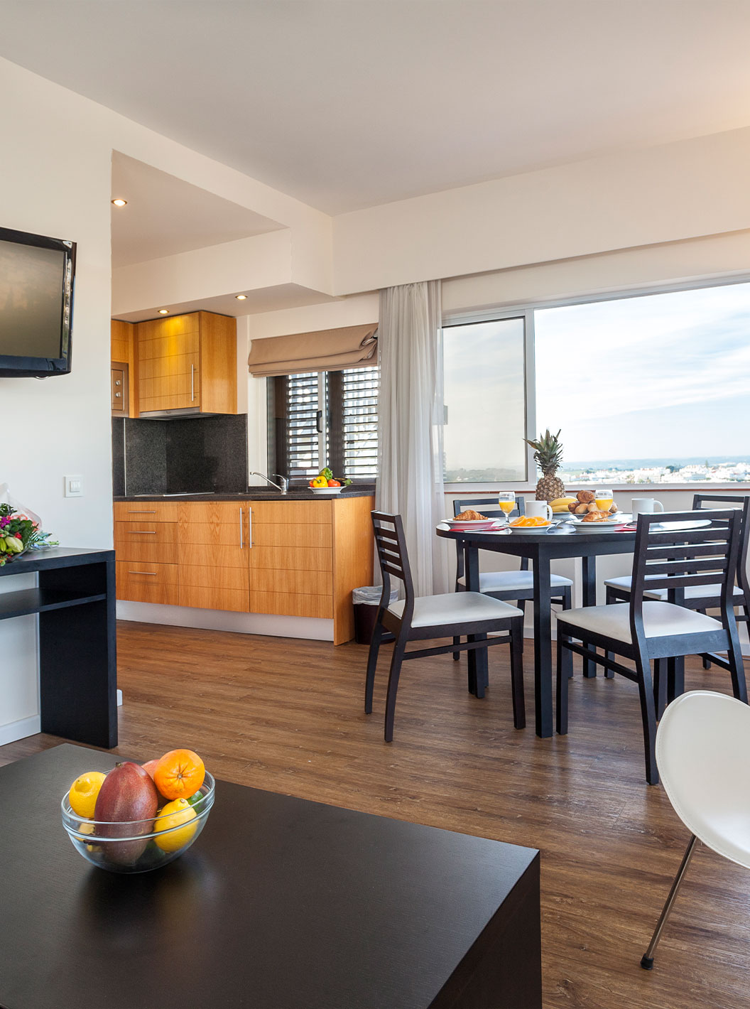 The T1 Garden View Apartment at Pestana Alvor Atlântico is equipped with a kitchenette and table for meals