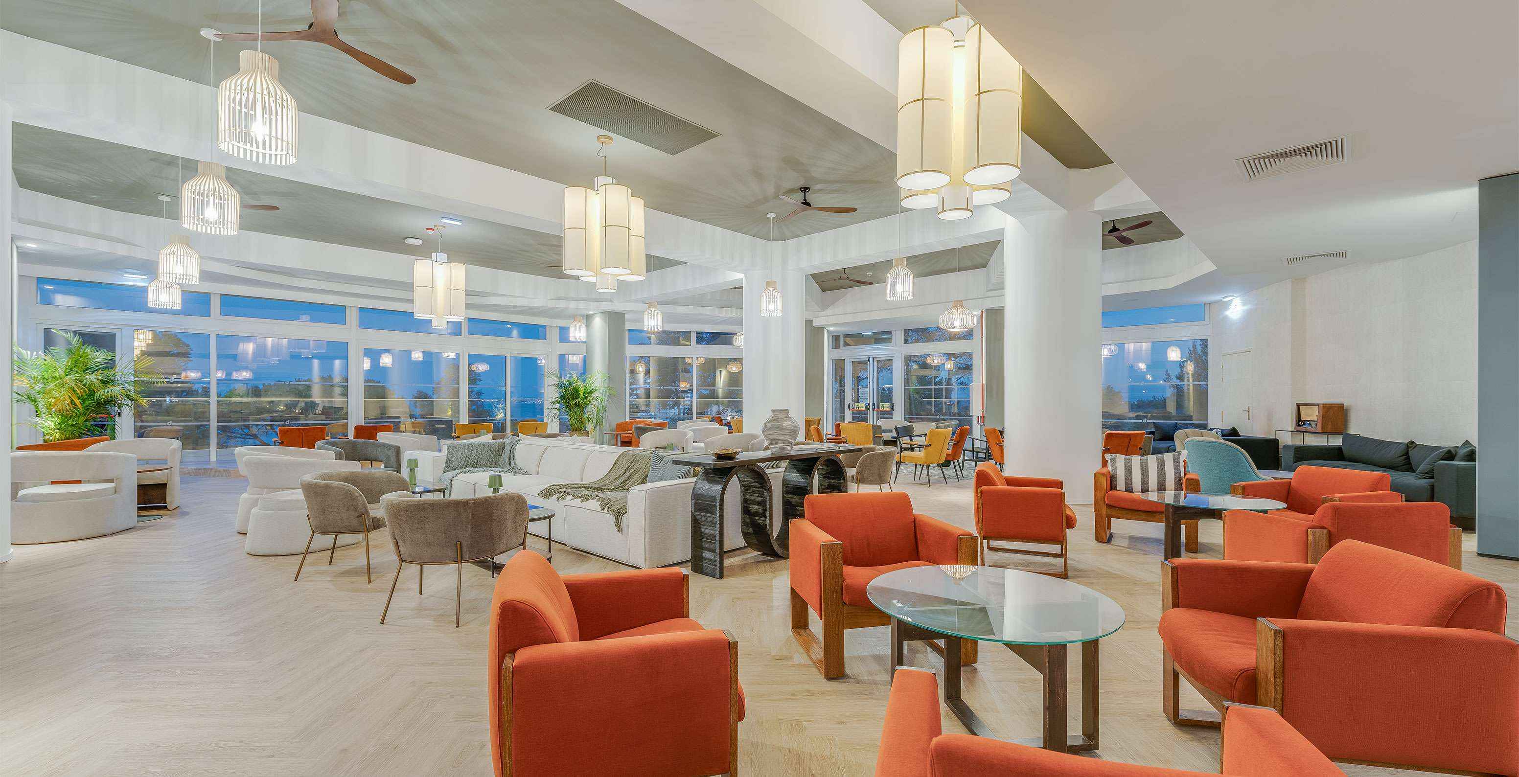 The Bubbles bar in the Algarve has tables to sit and enjoy a fresh drink or cocktail