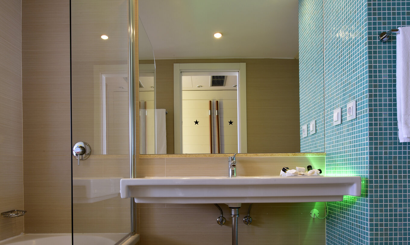 The Superior Deluxe at Pestana Dom João II features a bathroom with a sink, mirror, and bathtub with shower