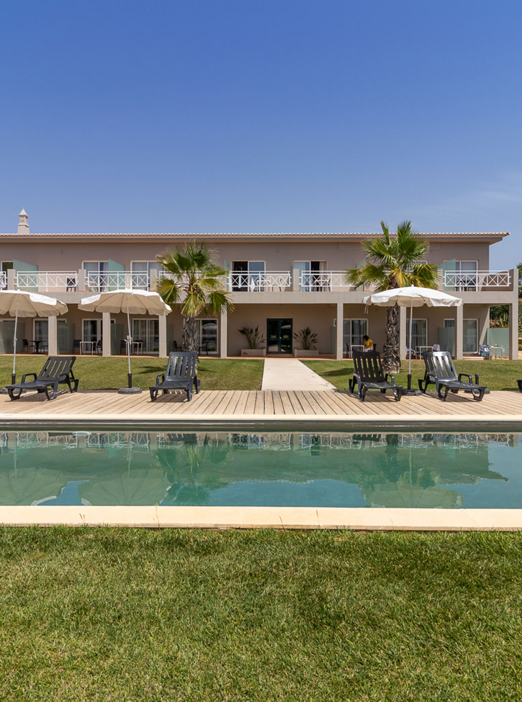 Classic Room at Pestana Gramacho Residences with pool access, sunbeds and umbrellas in a well-kept garden