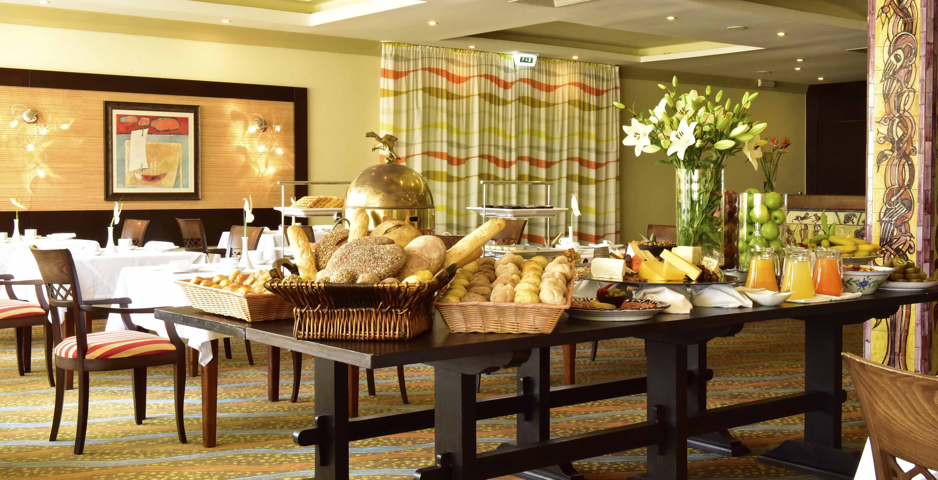 Pestana Viking, has a restaurant with several chairs and tables to enjoy a varied meal