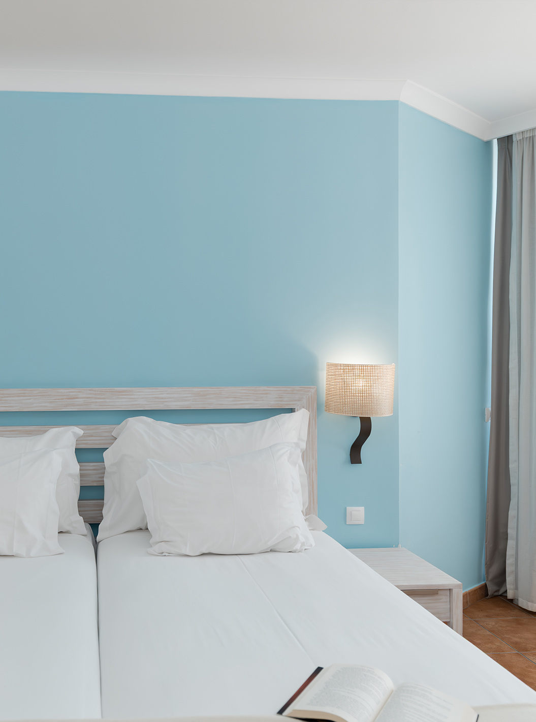 The Deluxe room at Pestana Viking features two single beds with lamp and bedside table