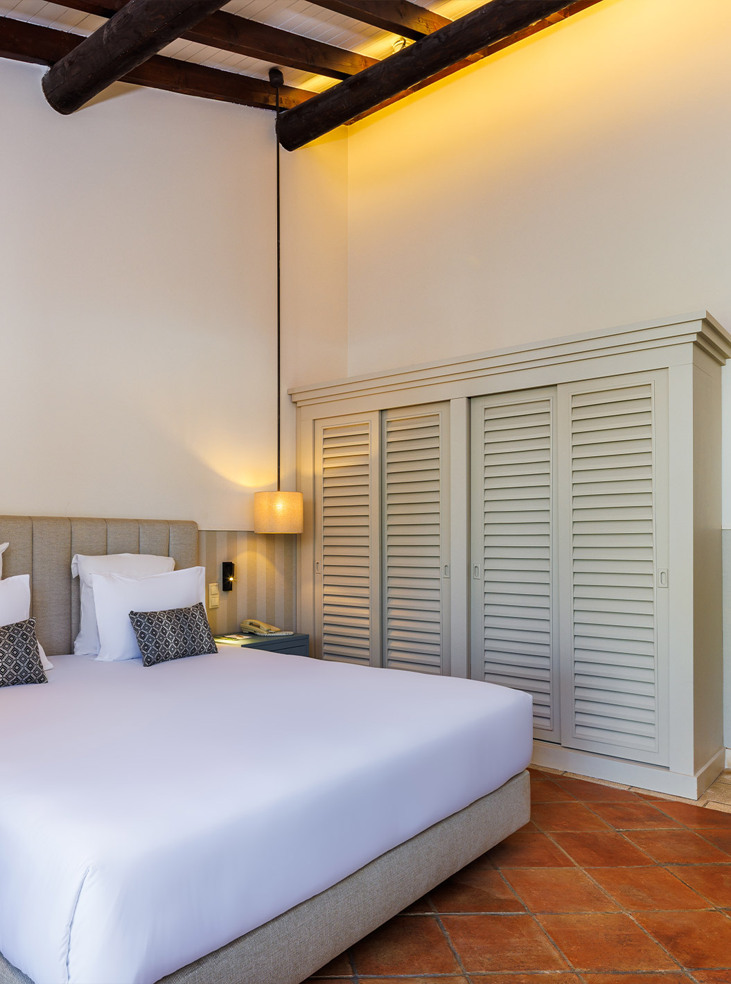 The Superior Garden View at Pestana Vila Sol - Vilamoura has a double bed with two nightstands and a large wardrobe