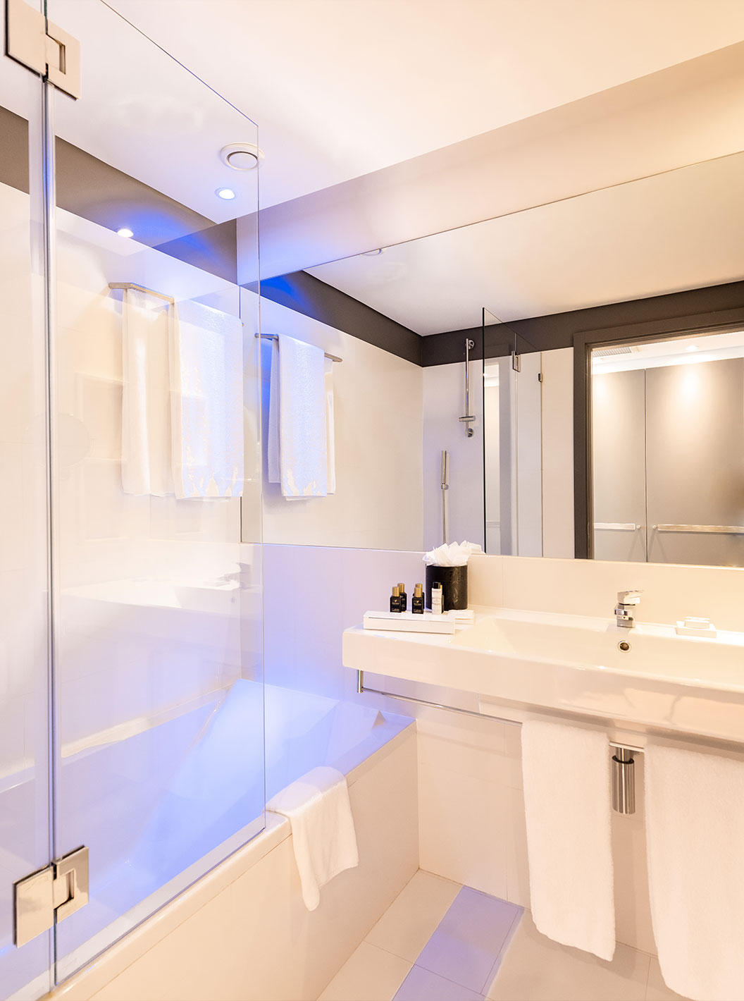 The Classic Room at Pestana Cidadela Cascais has a bathroom with a sink with a mirror and a bathtub with a shower