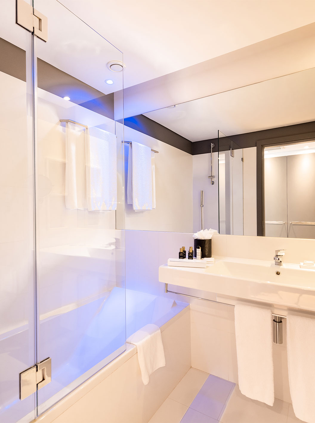 The Superior Double Room at Pestana Cidadela Cascais has a bathroom with a sink with a mirror and a bathtub with a shower