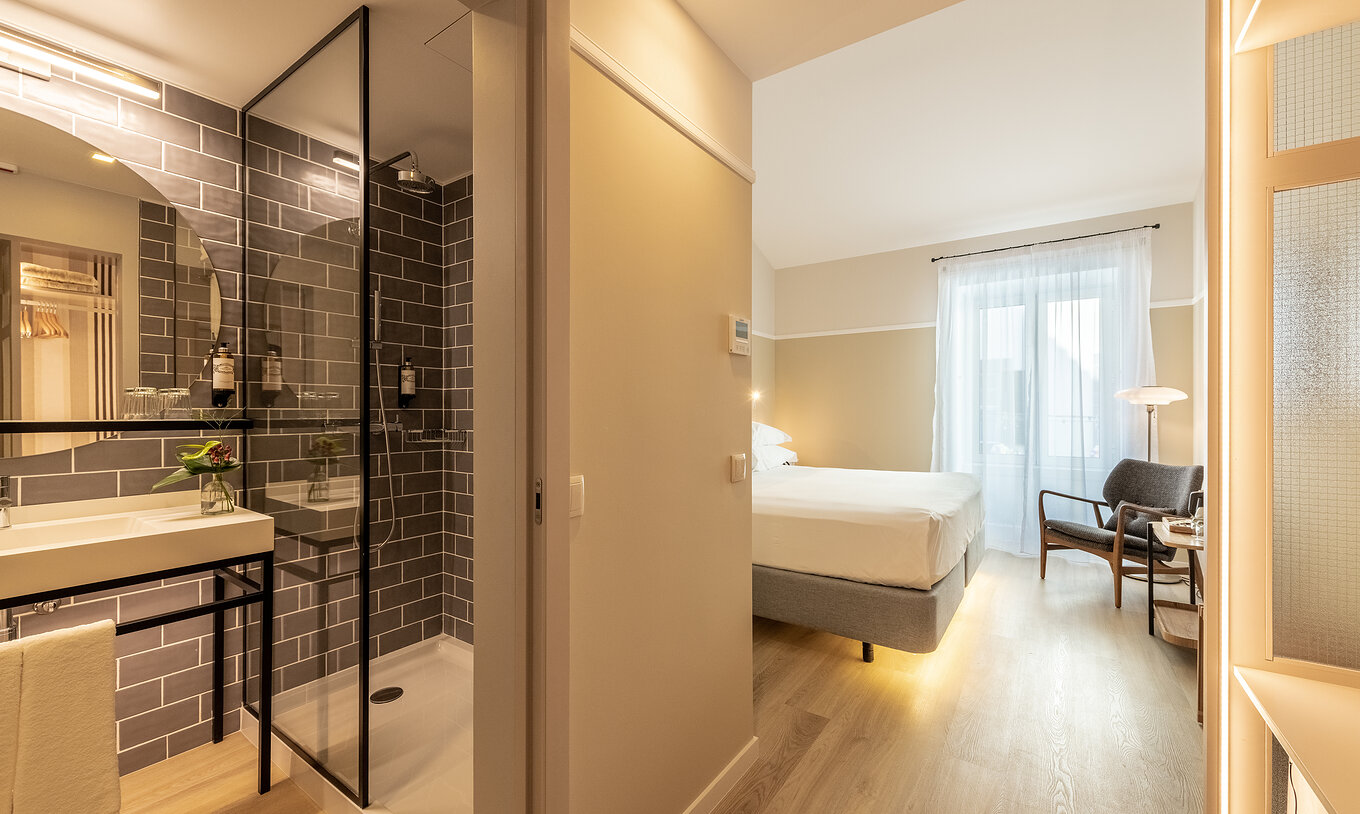 The Comfort room at Pestana Fisherman Village has a bathroom with a shower and a round mirror under the sink