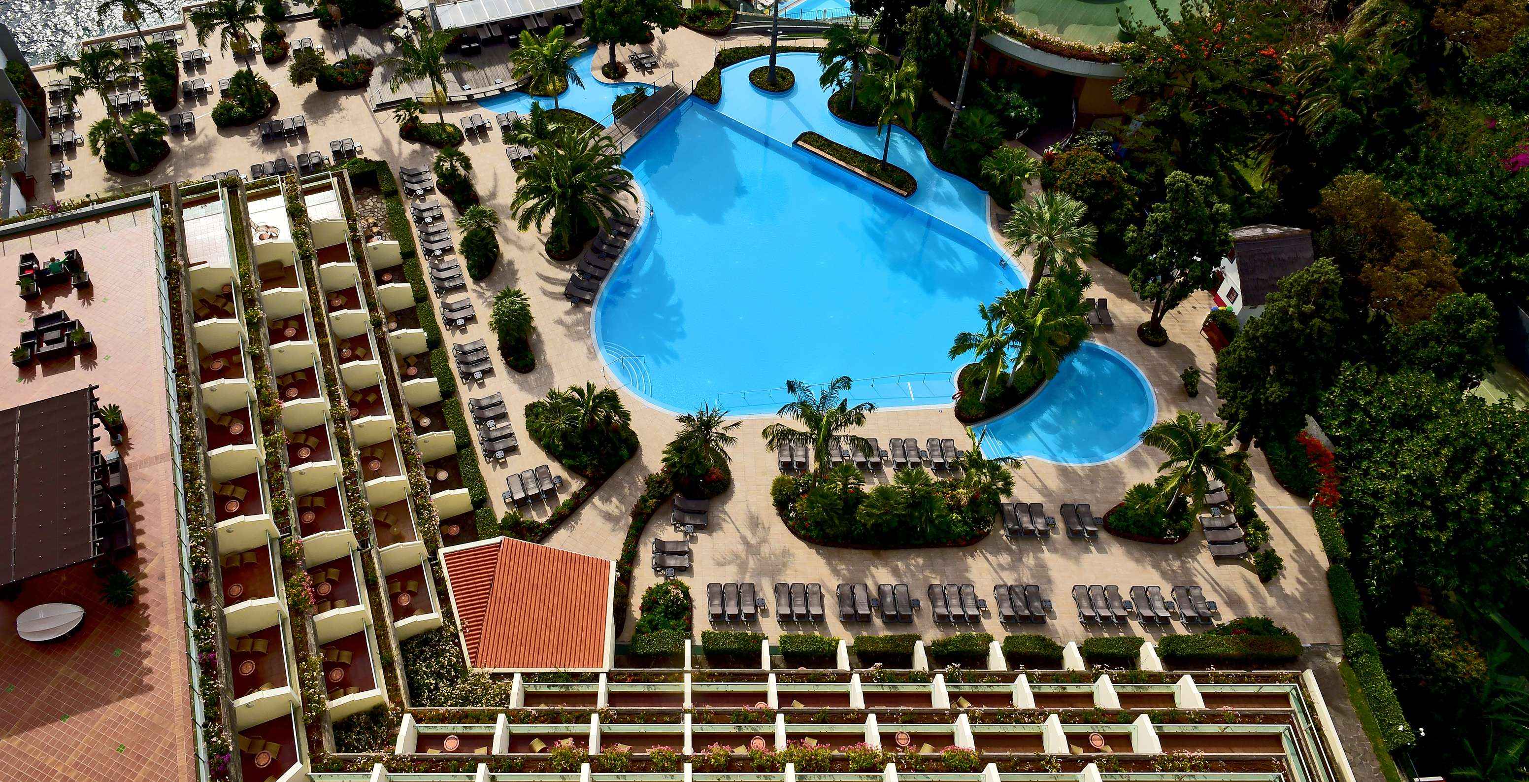 The Premium Resort with Spa and Pool, facing the sea, has balconies overlooking the outdoor pool and the sea