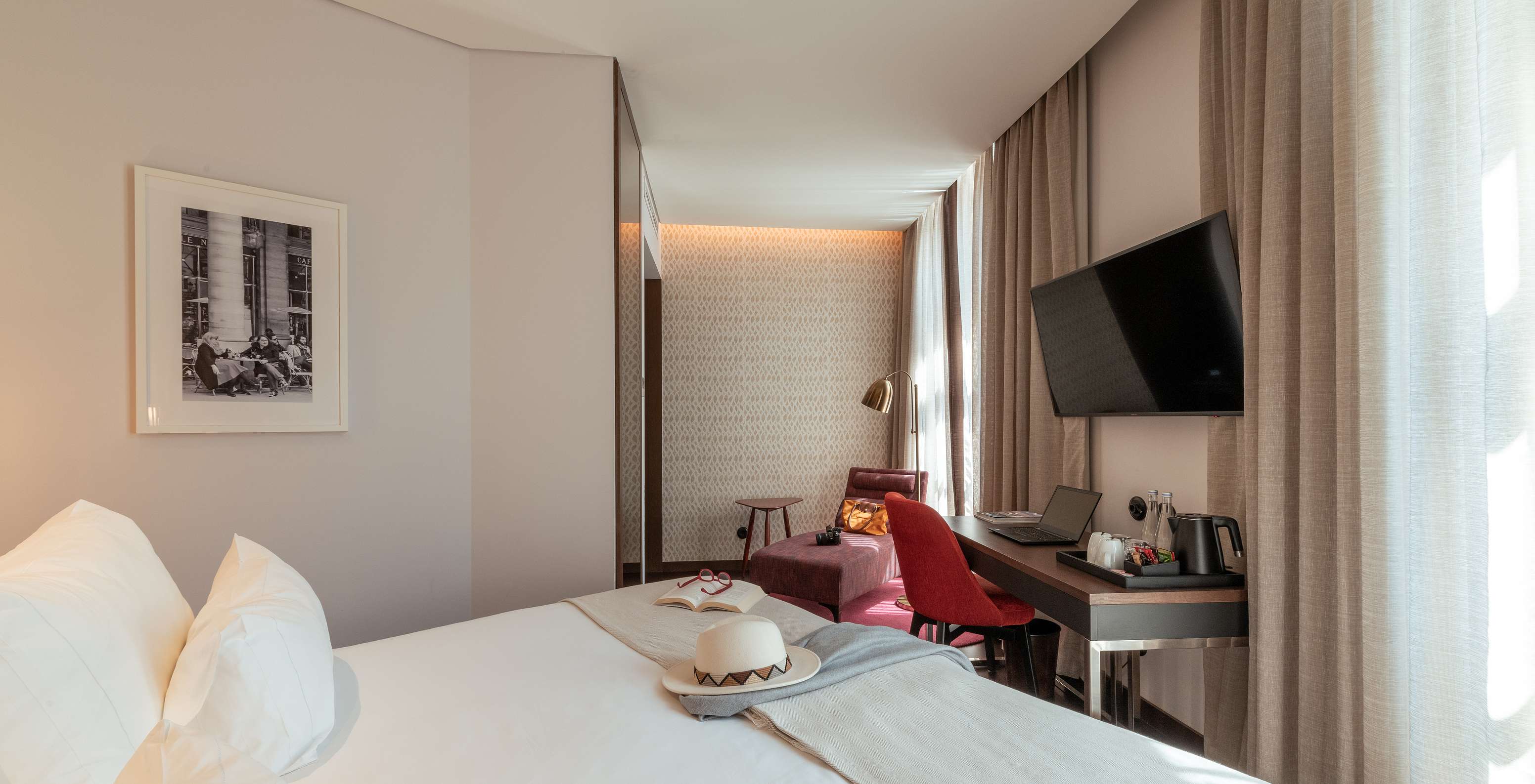 The Deluxe do Pestana Porto - A Brasileira has a double bed, a desk with TV and a chaise longue sofa