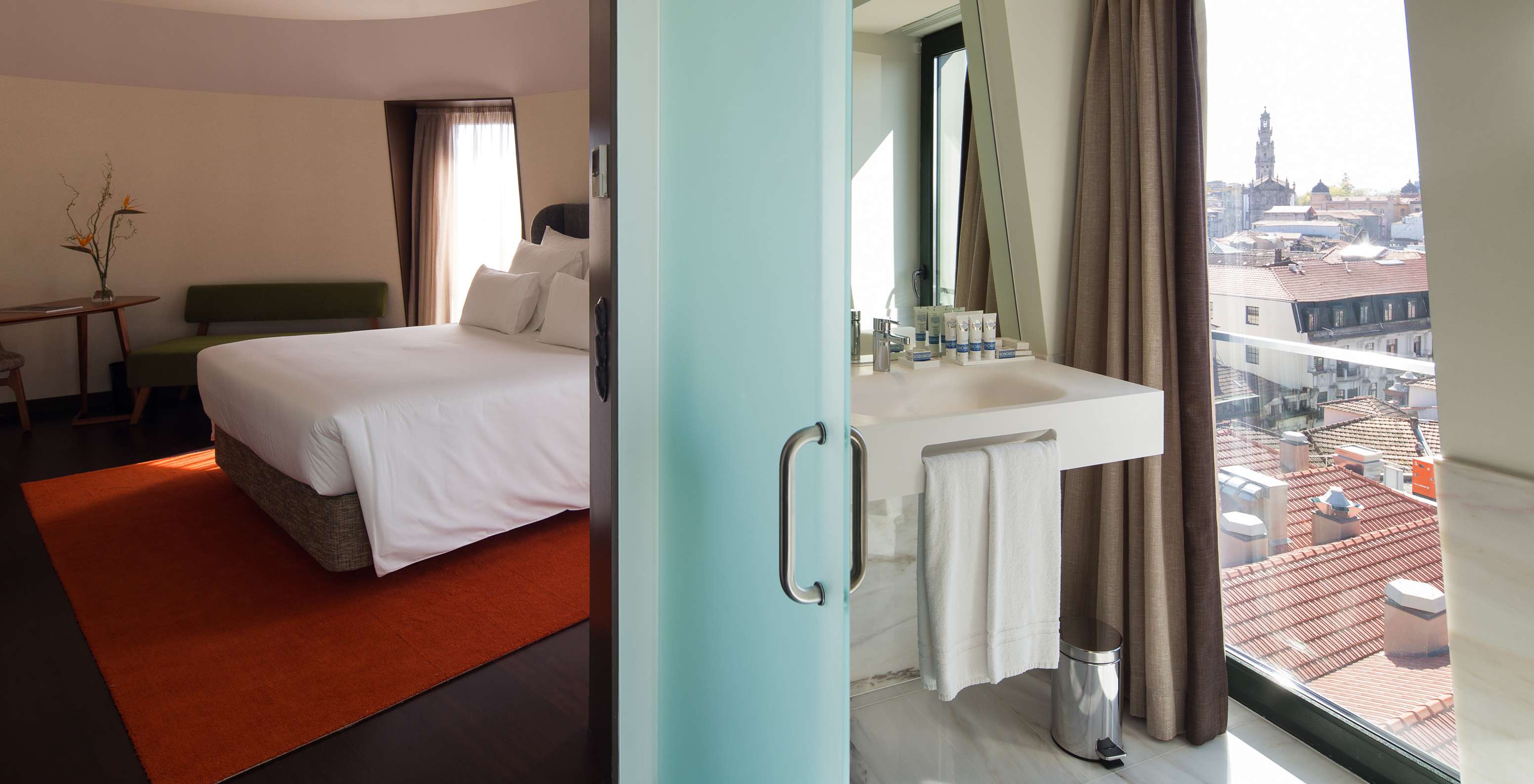 The Deluxe Superior Grand View do Pestana Porto - A Brasileira is a spacious room with a magnificent view over the whole city