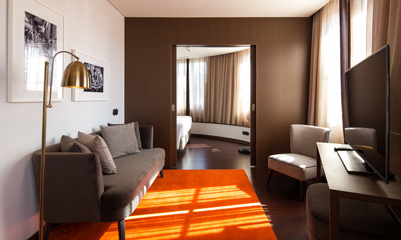 The Master Suite do Pestana Porto - A Brasileira has a small room with plenty of light, with sofa and TV