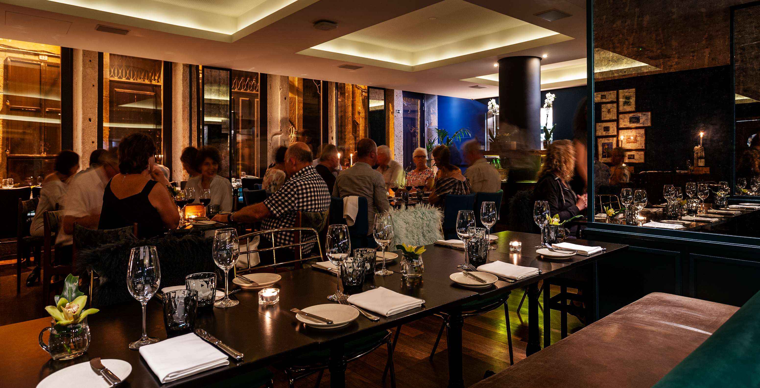 The Rib Beef & Wine restaurant at the 5-Star Hotel in downtown Porto has large tables for meals with friends