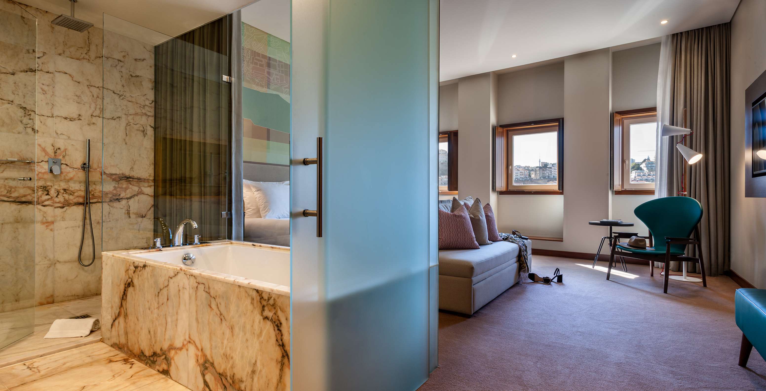 The Vintage Front View room at Pestana Vintage Porto has a bathroom with shower and bathtub with view of the room