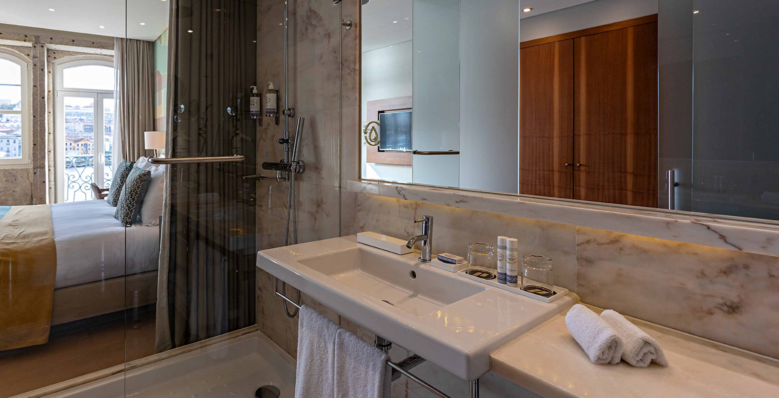 The Vintage Grand View Balcony at Pestana Vintage Porto has a bathroom with a shower, a bathtub and a sink