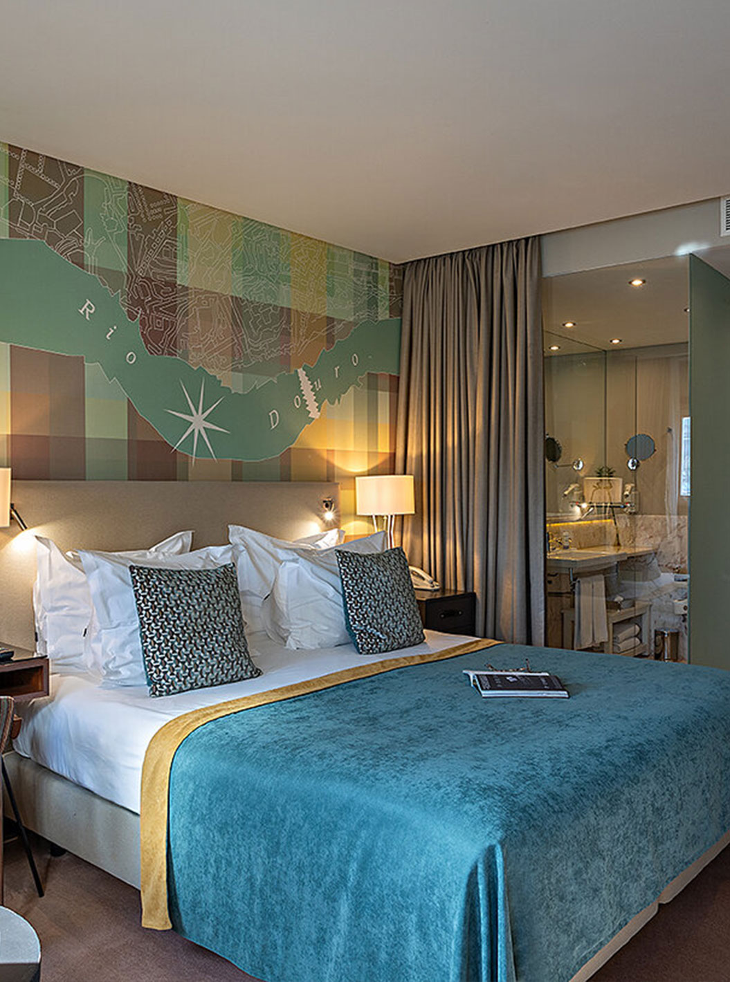 The Vintage Front View at Pestana Vintage Porto has a double bed and a desk with a kettle service