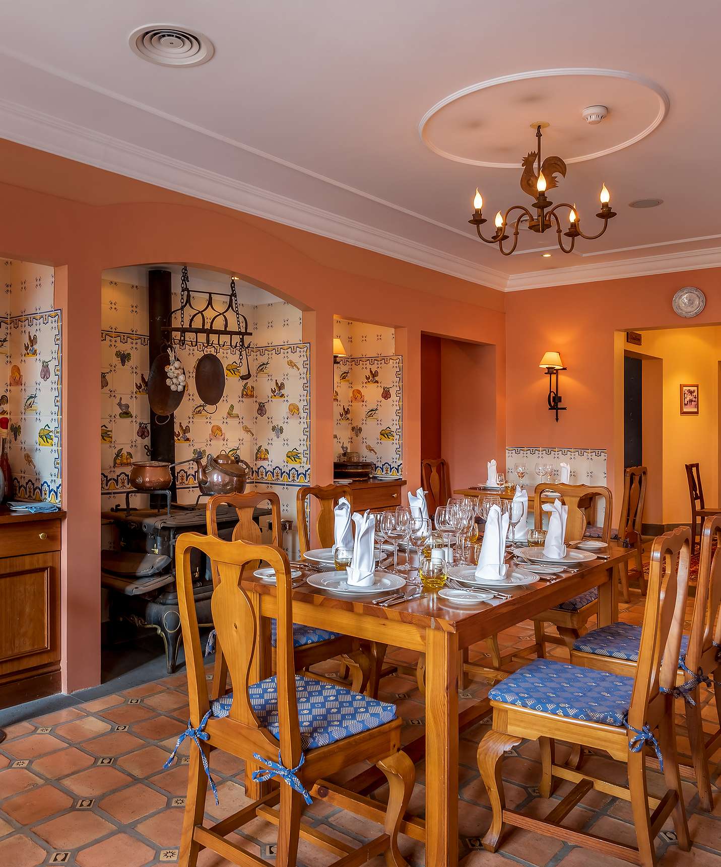 Restaurant with vintage decor imitating a kitchen, with wooden tables and chairs at Pestana Quinta Perestrello