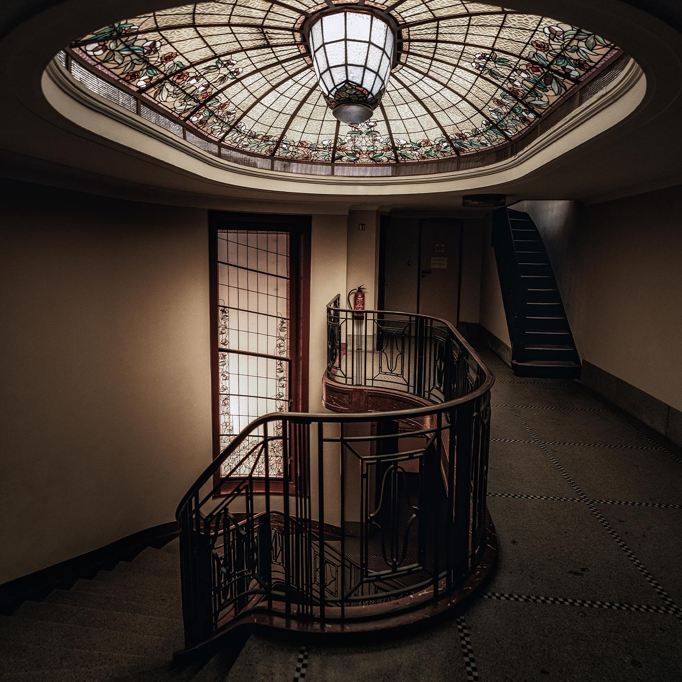 Alójese en un hotel Pestana en Bruselas, Bélgica, y visite el Museo Magritte, un museo real surrealista