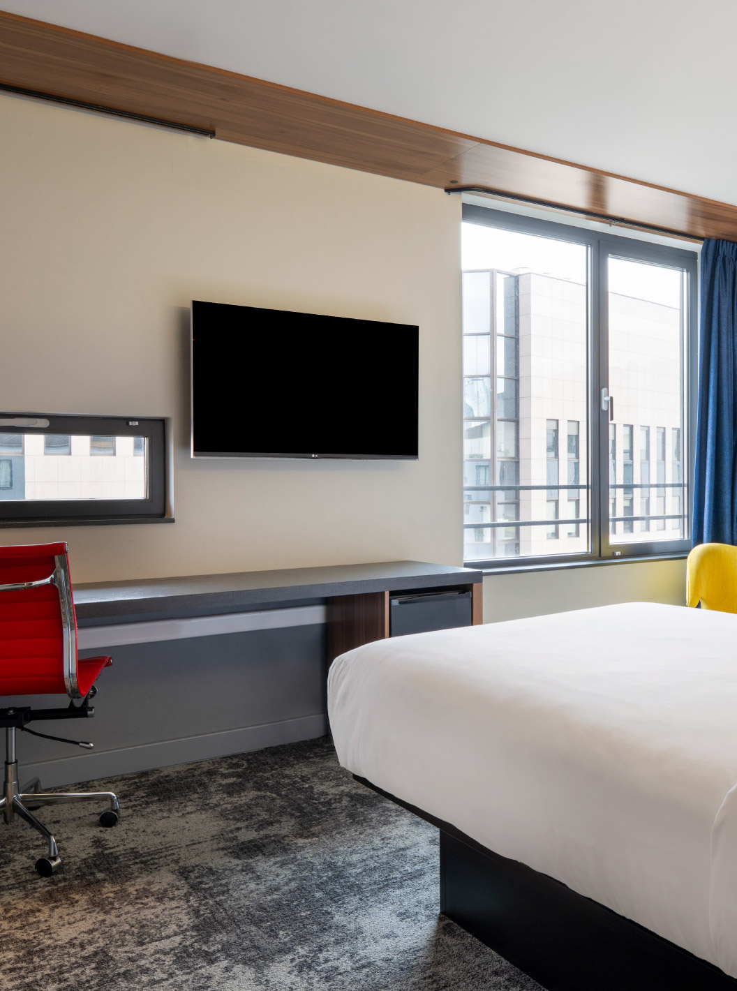 El Standard Twin del Pestana Brussels Schuman tiene dos camas individuales, dos ventanas y una televisión colgada