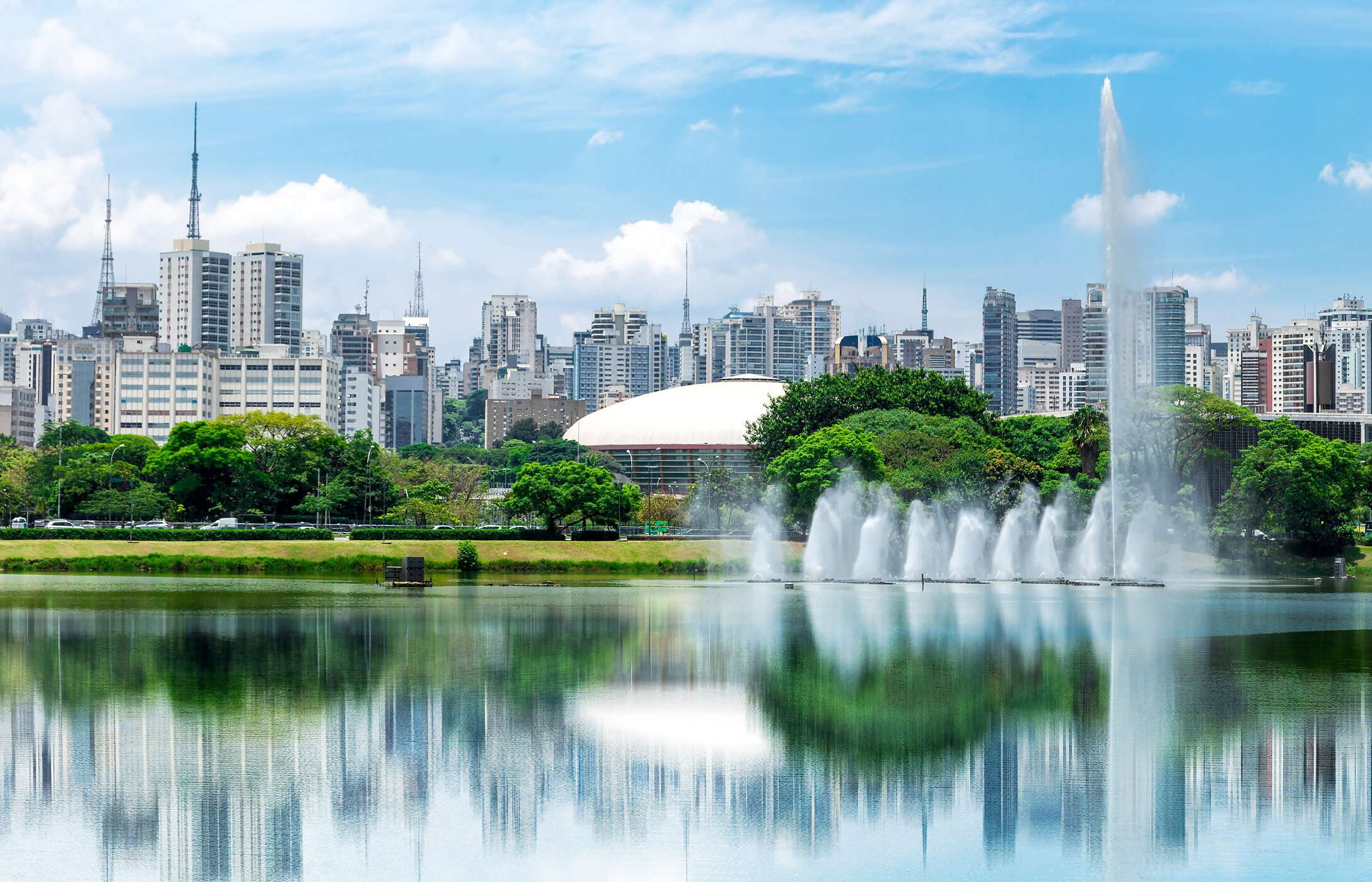 Lago con fuente en el Parque Ibirapuera, en el centro de São Paulo, con espacios verdes alrededor.