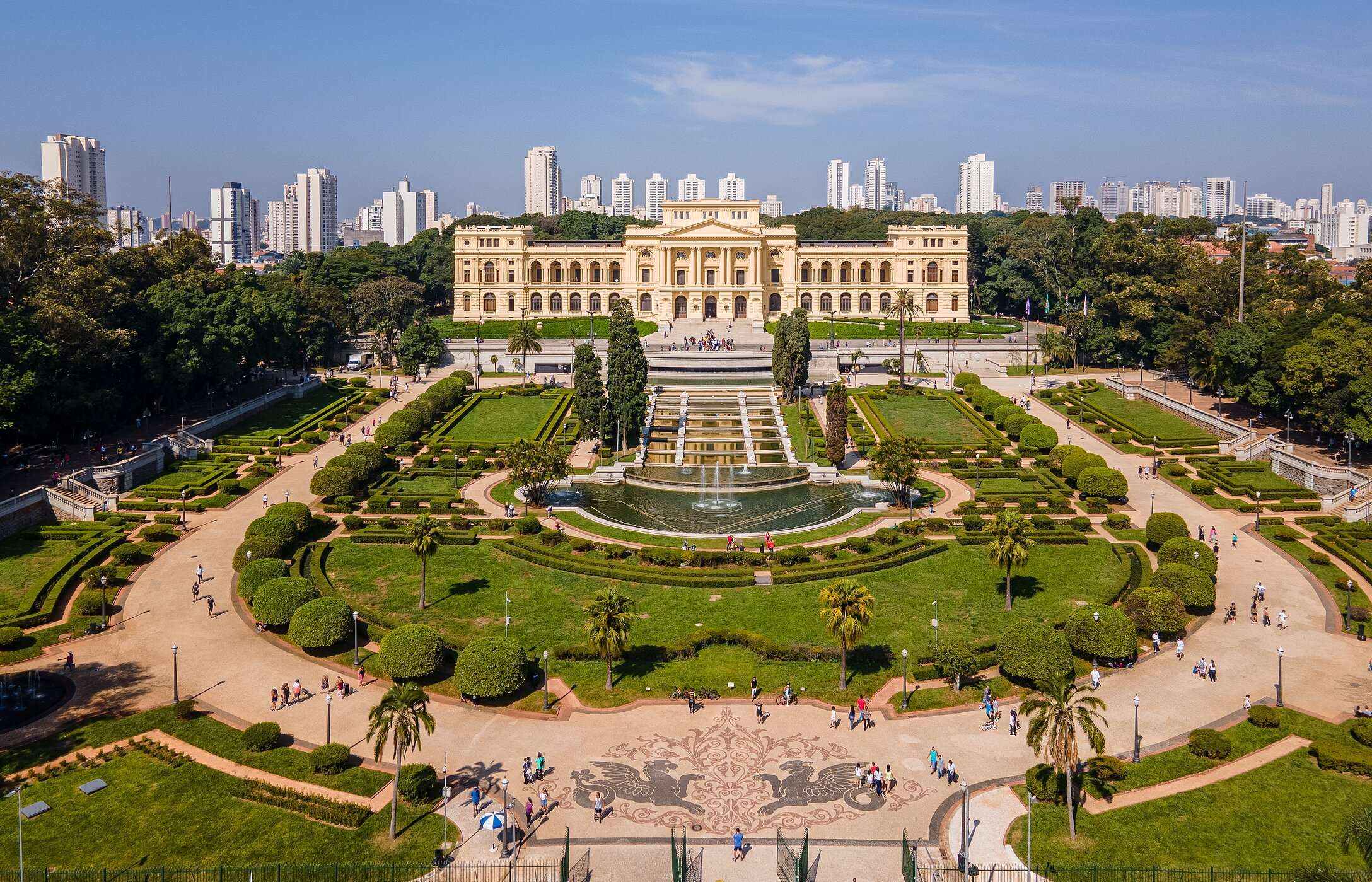 Museo Paulista en el centro de São Paulo, con jardines verdes, zonas peatonales y fuentes de agua al frente.