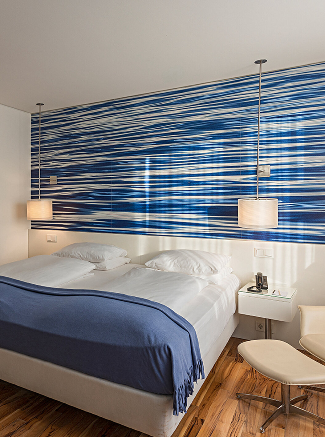 El Cuarto Deluxe del Pestana Berlin Tiergarten tiene cama doble, mesita de noche con teléfono, y un sofá