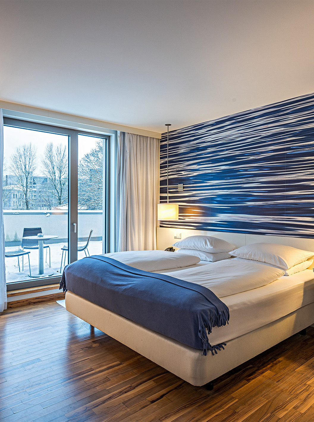 El Cuarto Deluxe con Balcón del Pestana Berlin Tiergarten tiene cama doble, escritorio y un sillón