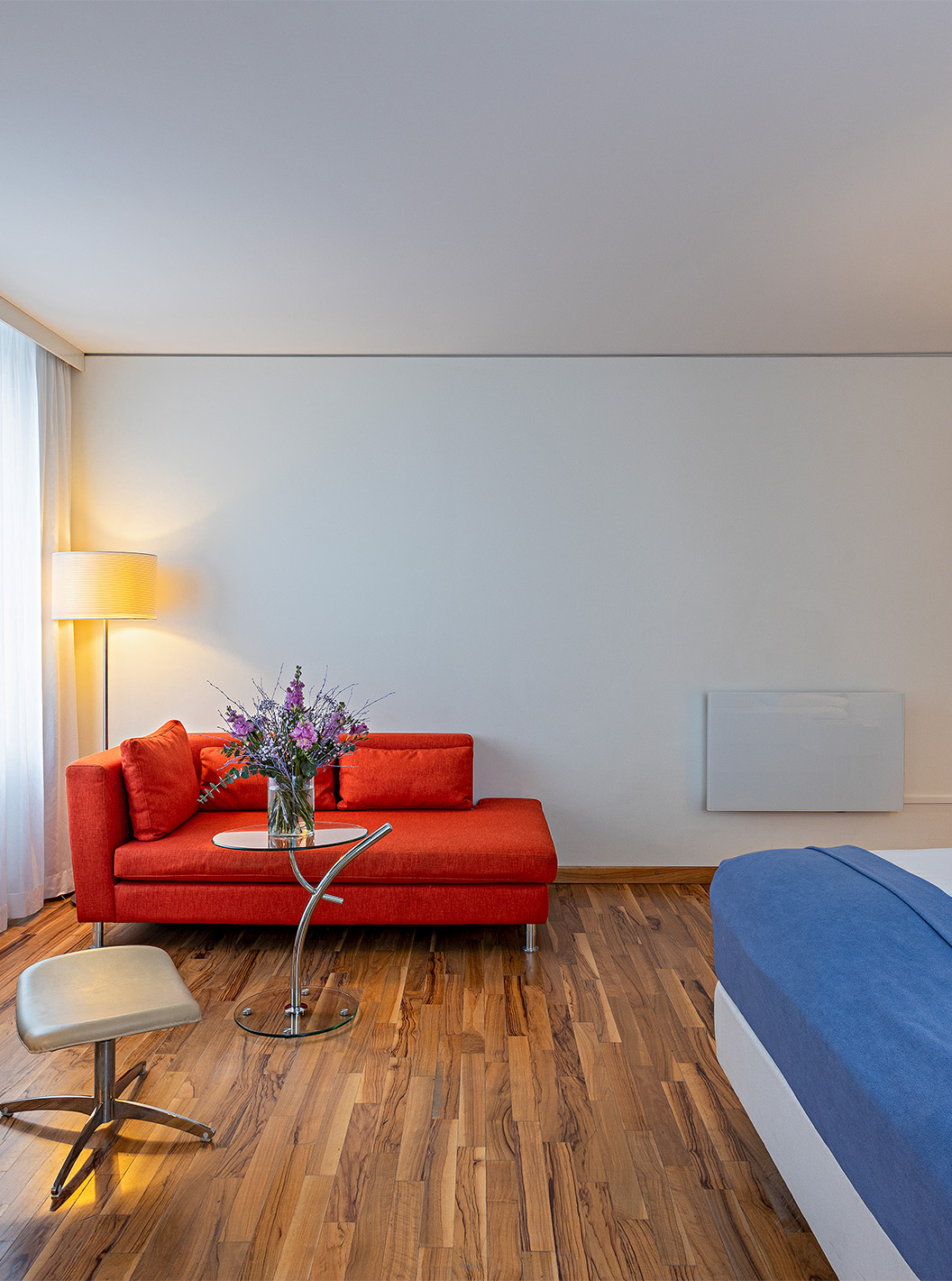 El cuarto Grand Deluxe del Pestana Berlin Tiergarten tiene cama doble, sofá, mesa de centro y sillón