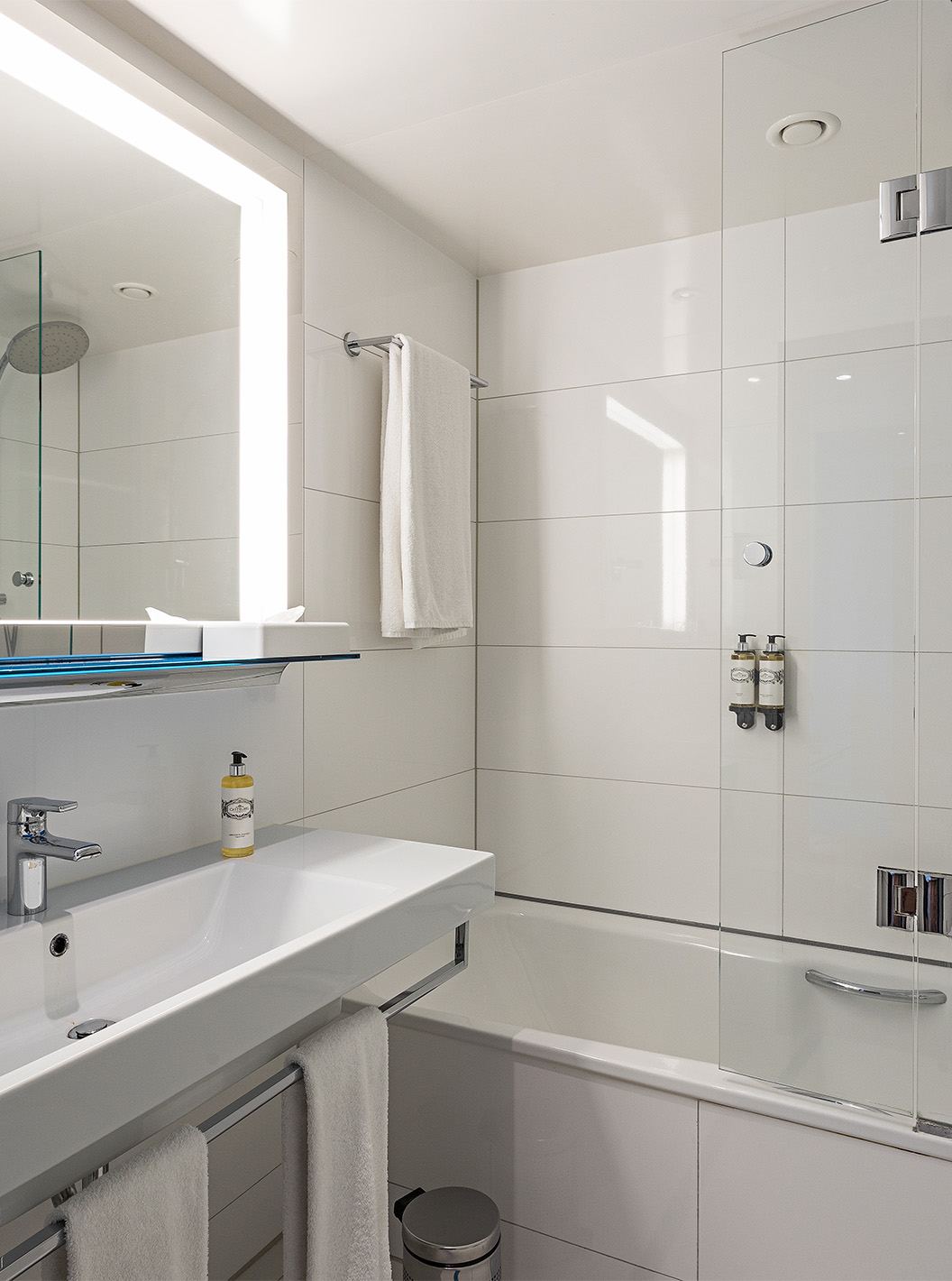 El Cuarto Premium con Balcón Panorámico del Pestana Berlin Tiergarten tiene bañera y ducha, y lavabo con espejo