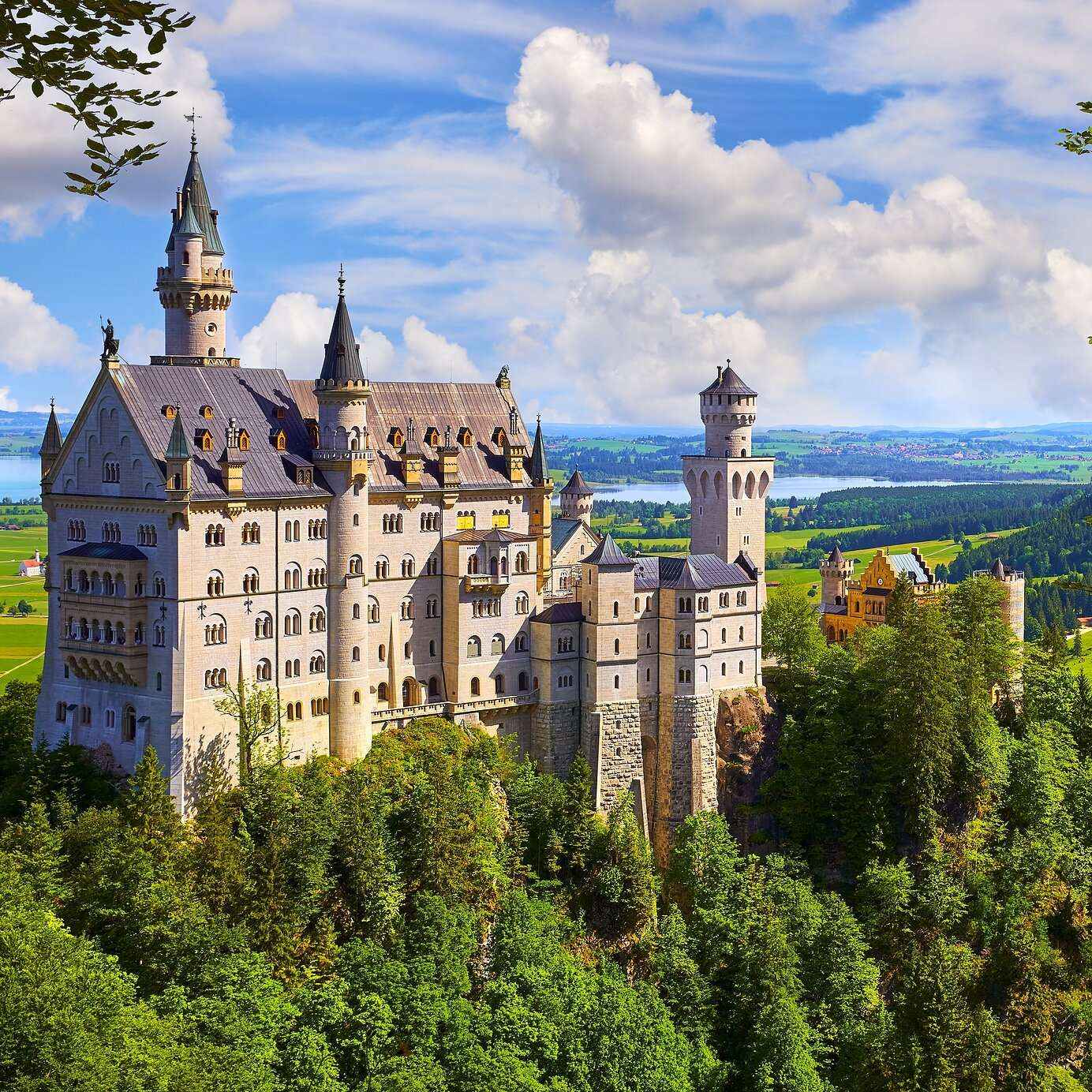 Hospédese en un hotel Pestana y descubra los fantásticos castillos escondidos en la naturaleza de Alemania.