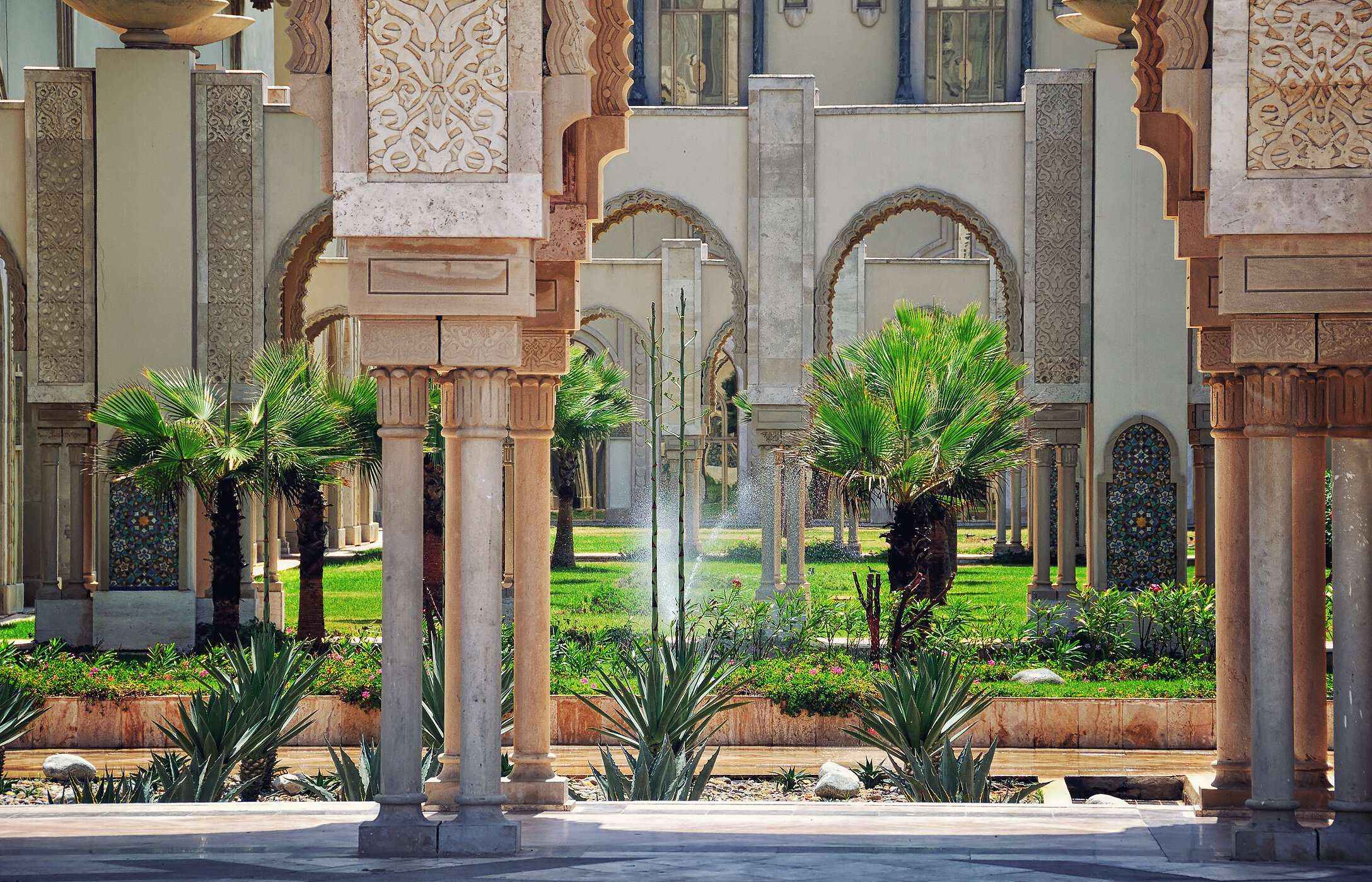  Vista interior de los jardines de la Mezquita Hassan II, llenos de césped y árboles