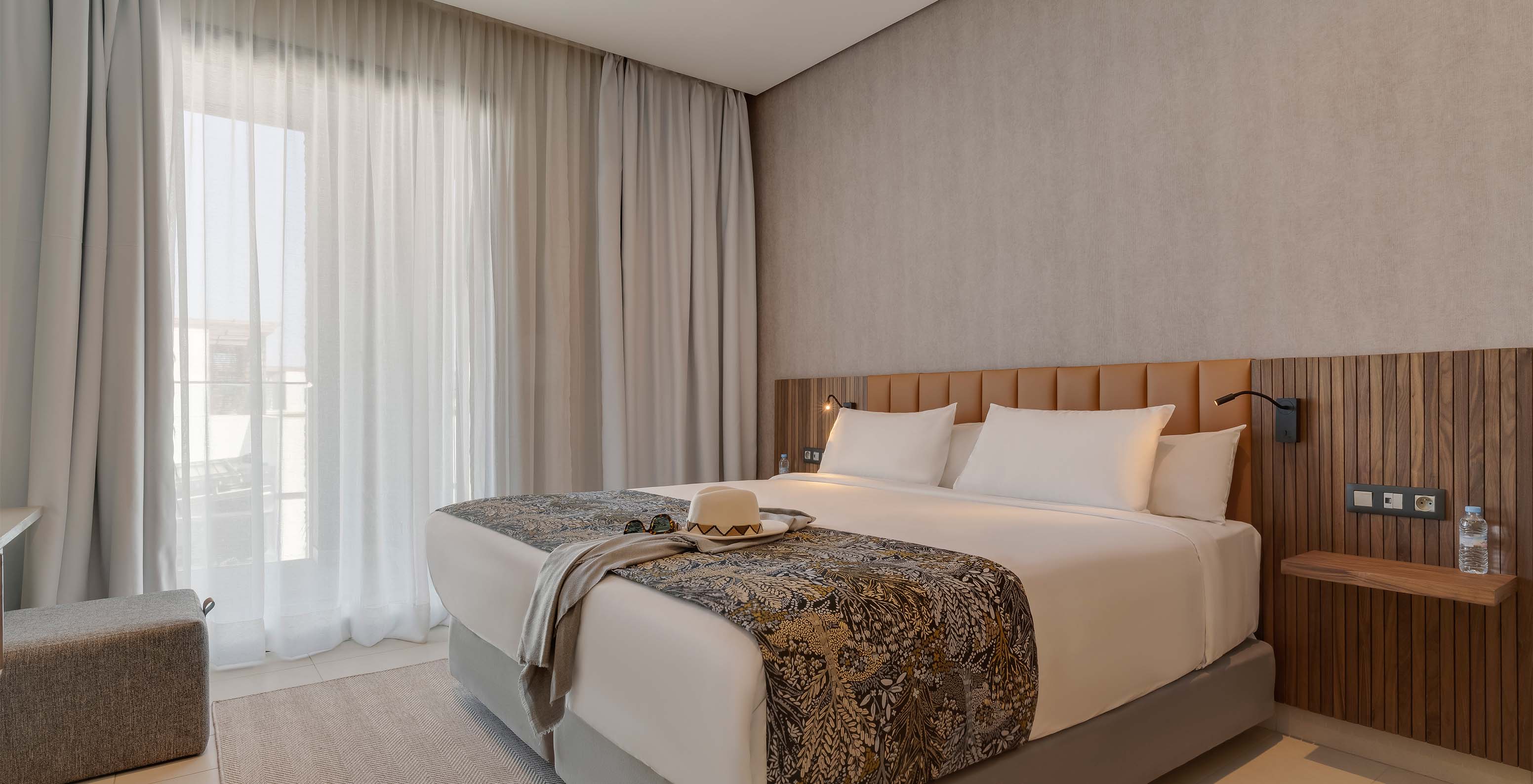 La Suite Familiar Corniche del Pestana Casablanca tiene un cuarto con cama de matrimonio con decoración moderna