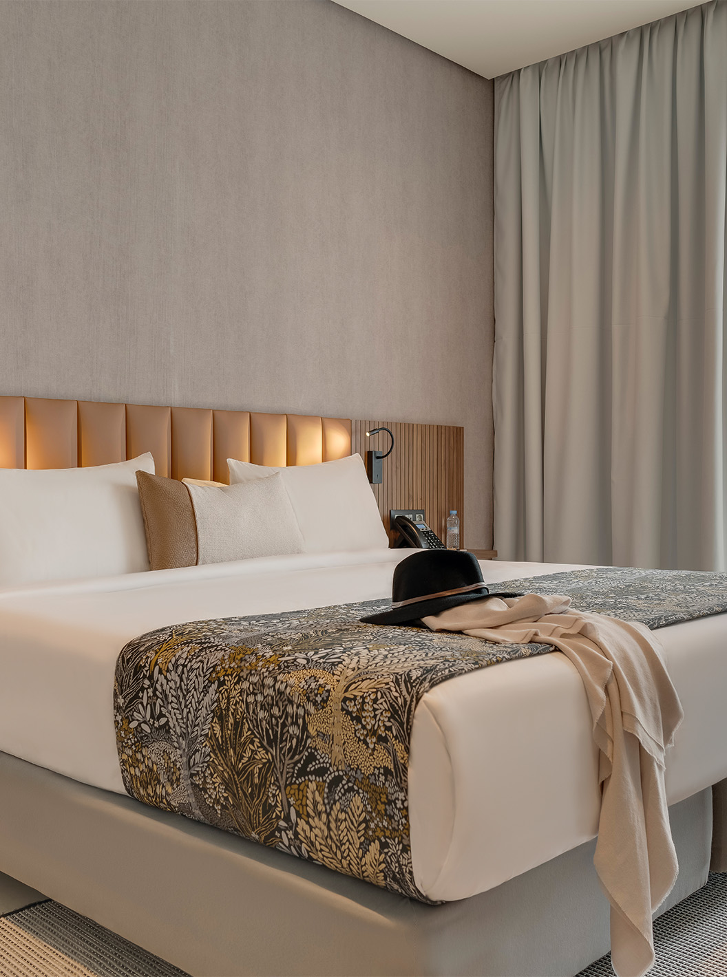 La Suite del Pestana Casablanca tiene un cuarto con cama de matrimonio con decoración sobria y moderna
