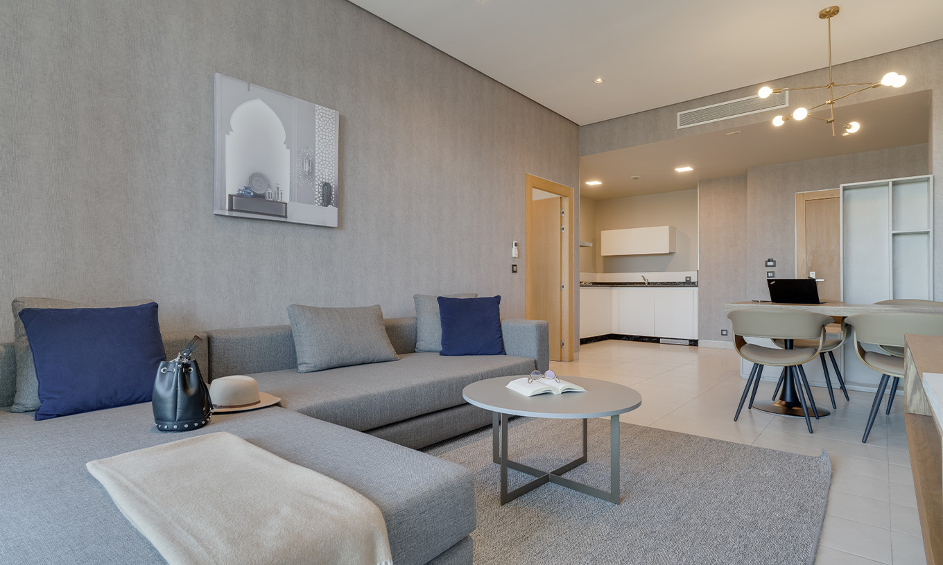 La Suite Premium Superior del Pestana Casablanca tiene un sofá cómodo con chaise longue y kitchenette