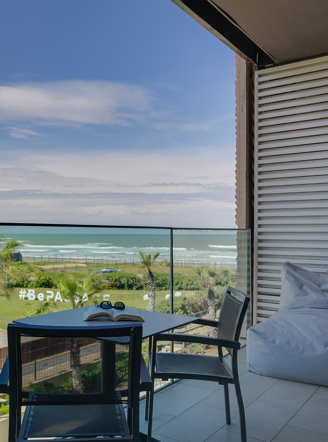 La Suite Premium Superior del Pestana Casablanca tiene un increíble balcón con vista al mar con mesa y dos sillas