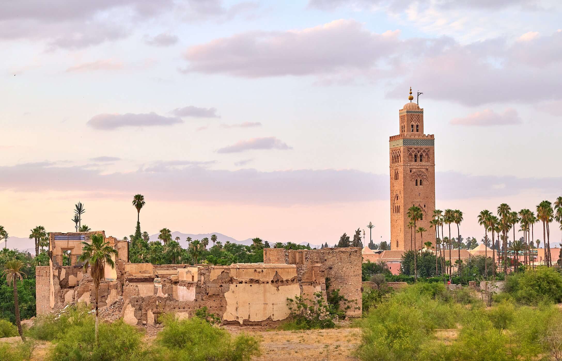 Vista de la Mezquita Koutoubia, un importante monumento en el centro histórico de Marrakech, rodeado de ruinas